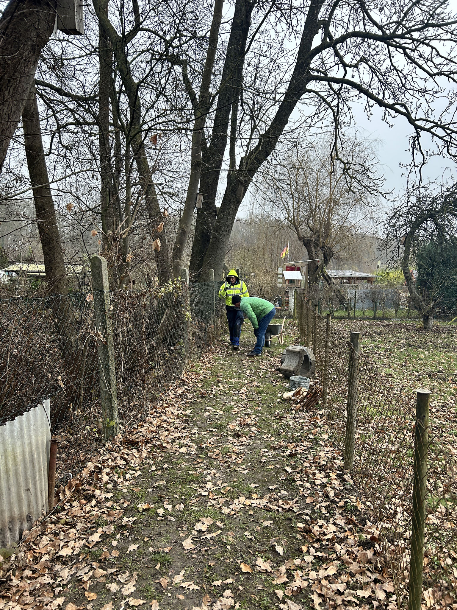 Arbeiten am Außenzaun beim Garten 10