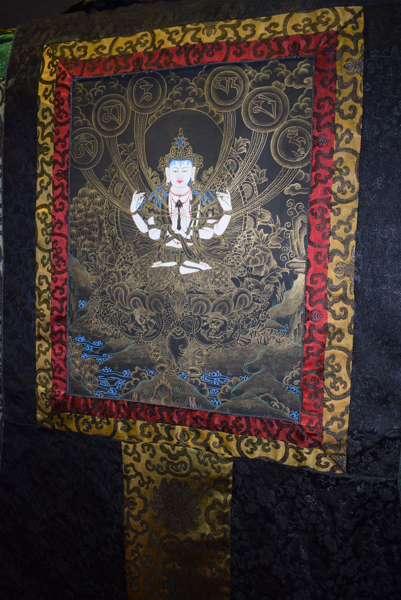 Prajnaparamita auf Thron mit Fo Hunden, 105x72cm 