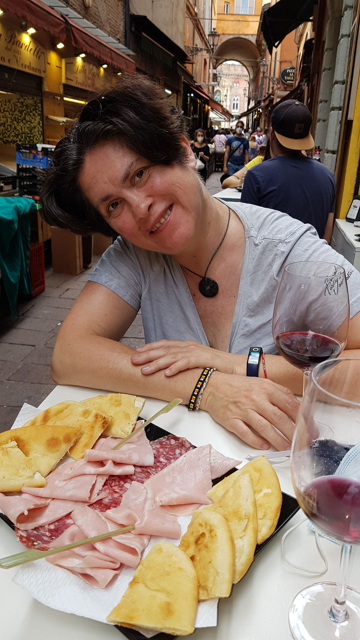 Sabine fährt mit dem Zug wieder nach Hause
