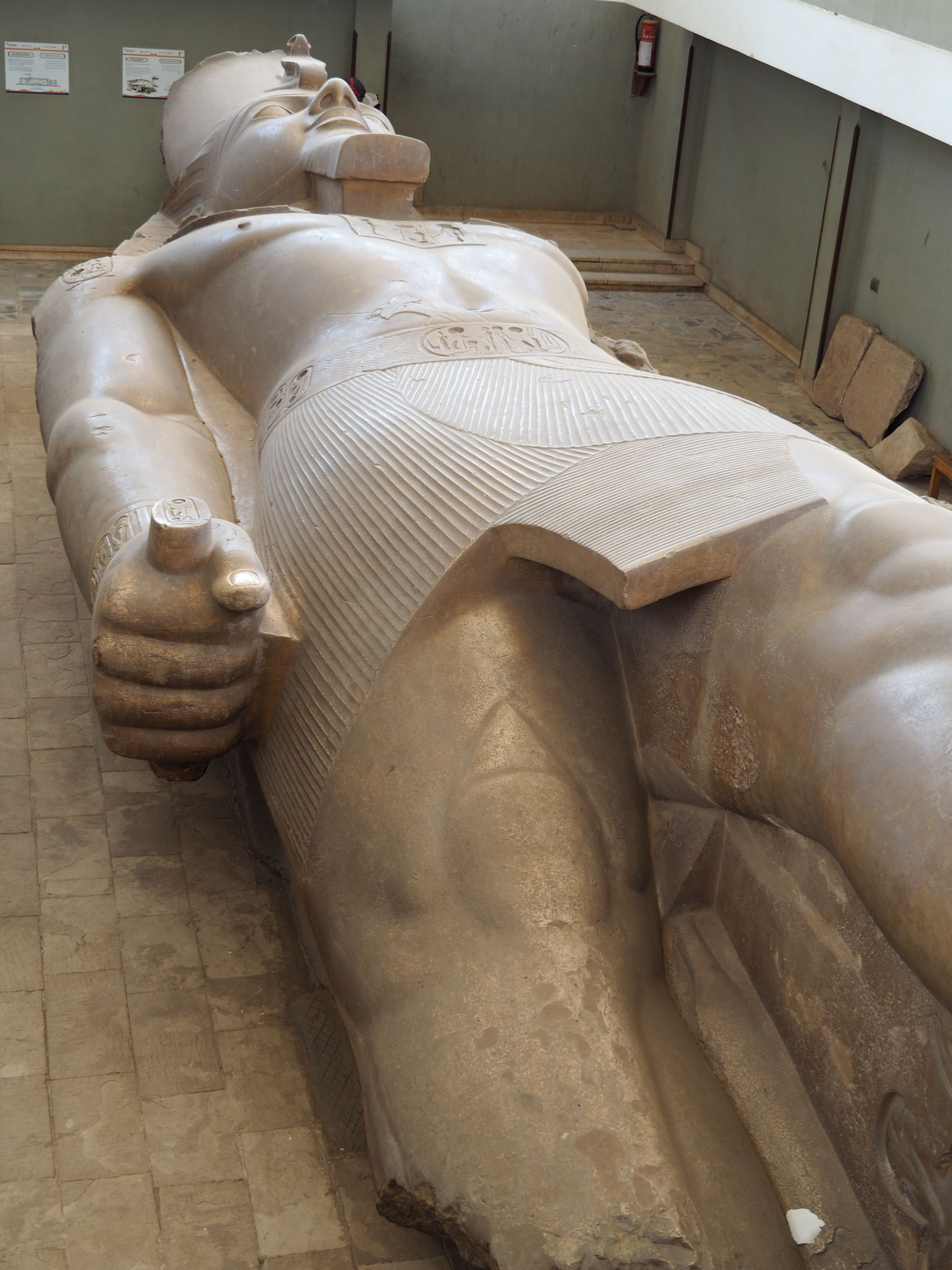 ... der von Joseph Hekekyan in Memphis entdeckte Granitkoloss von Ramses II.