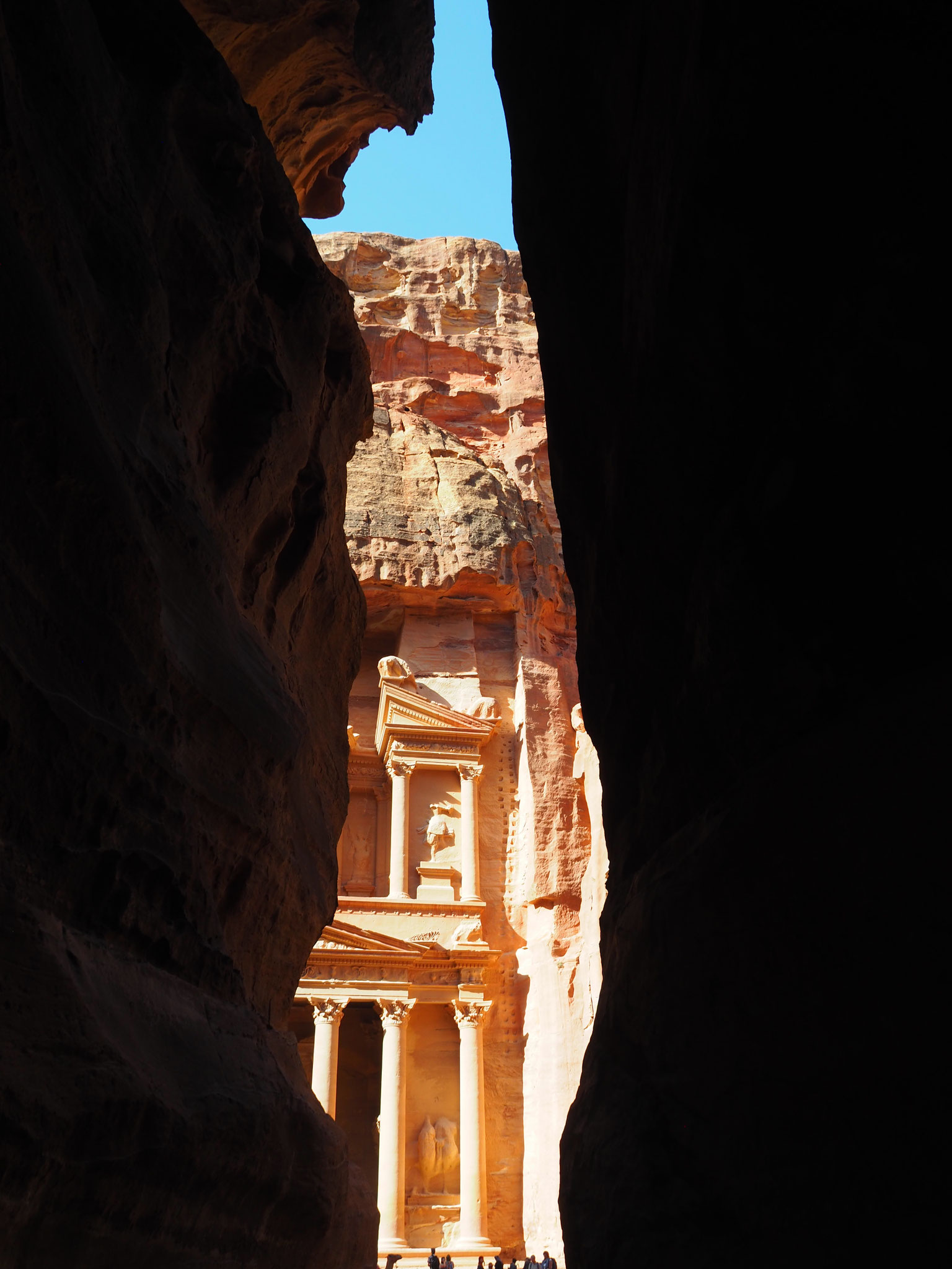 ... ein erster Blick auf die rund 40 Meter hohe Fassade des Schatzhauses