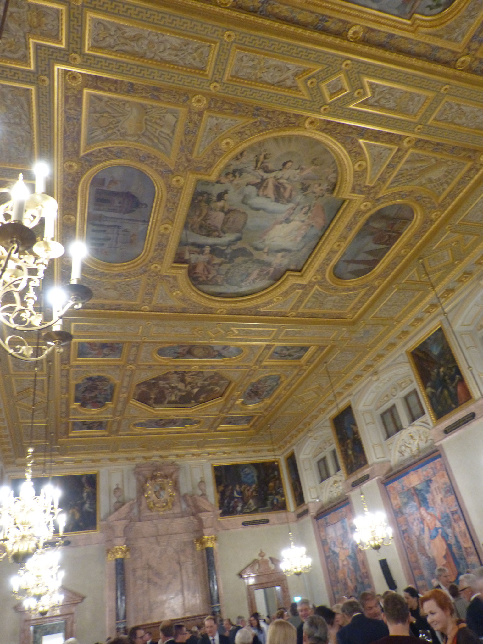 Die ganze Pracht des Kaiser - Vierschimmelsaal der Residenz München