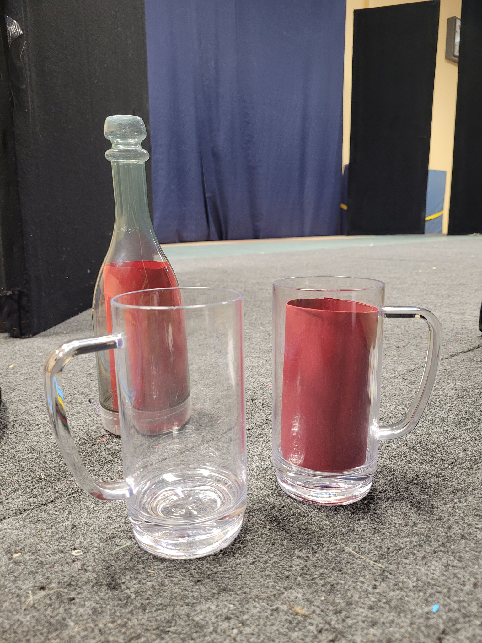 Glas leer oder voll? Vom Publikum aus sieht es später so aus, als wäre das Glas wirklich gefüllt. Verschüttet werden kann so aber nichts.
