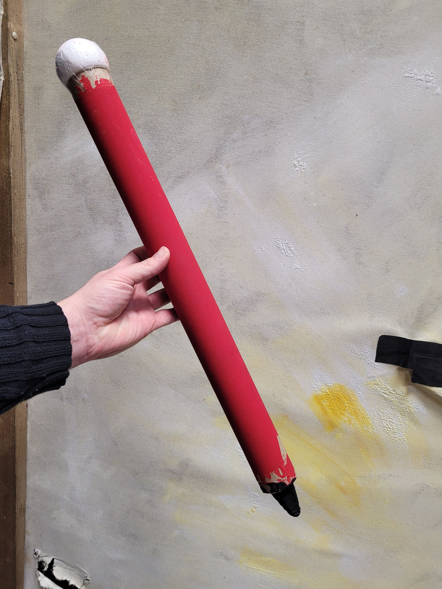 Ein übergroßer Stift ist ein wichtiges Utensil für die Göttin der Weisheit.