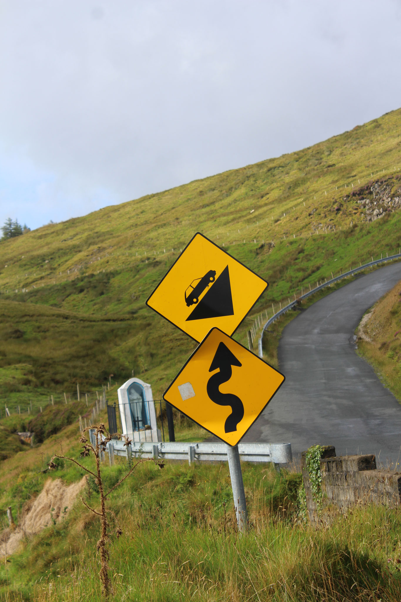 Strasse hinauf zu den Slieve Cliffs