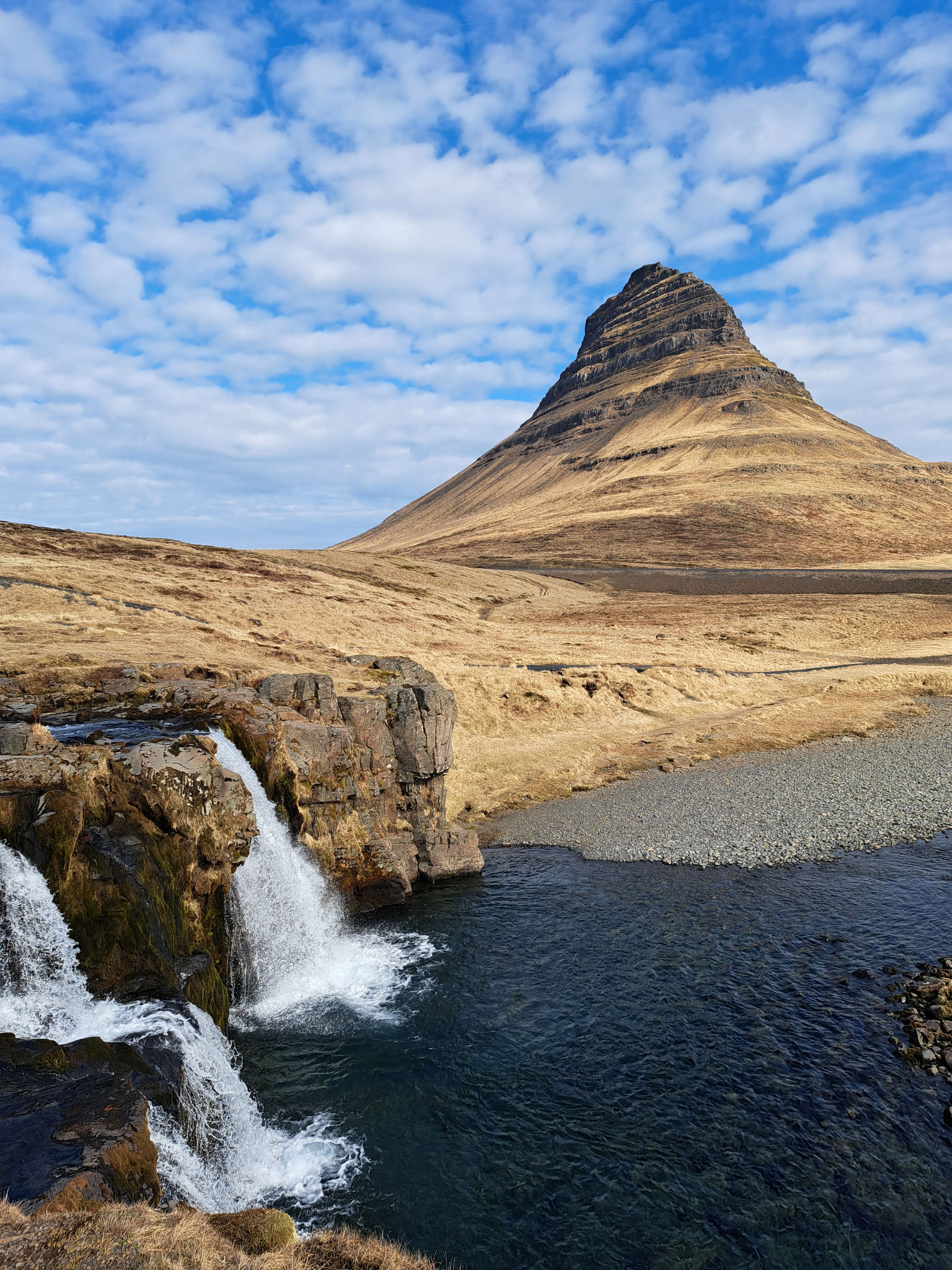 Kirkjufell und foss
