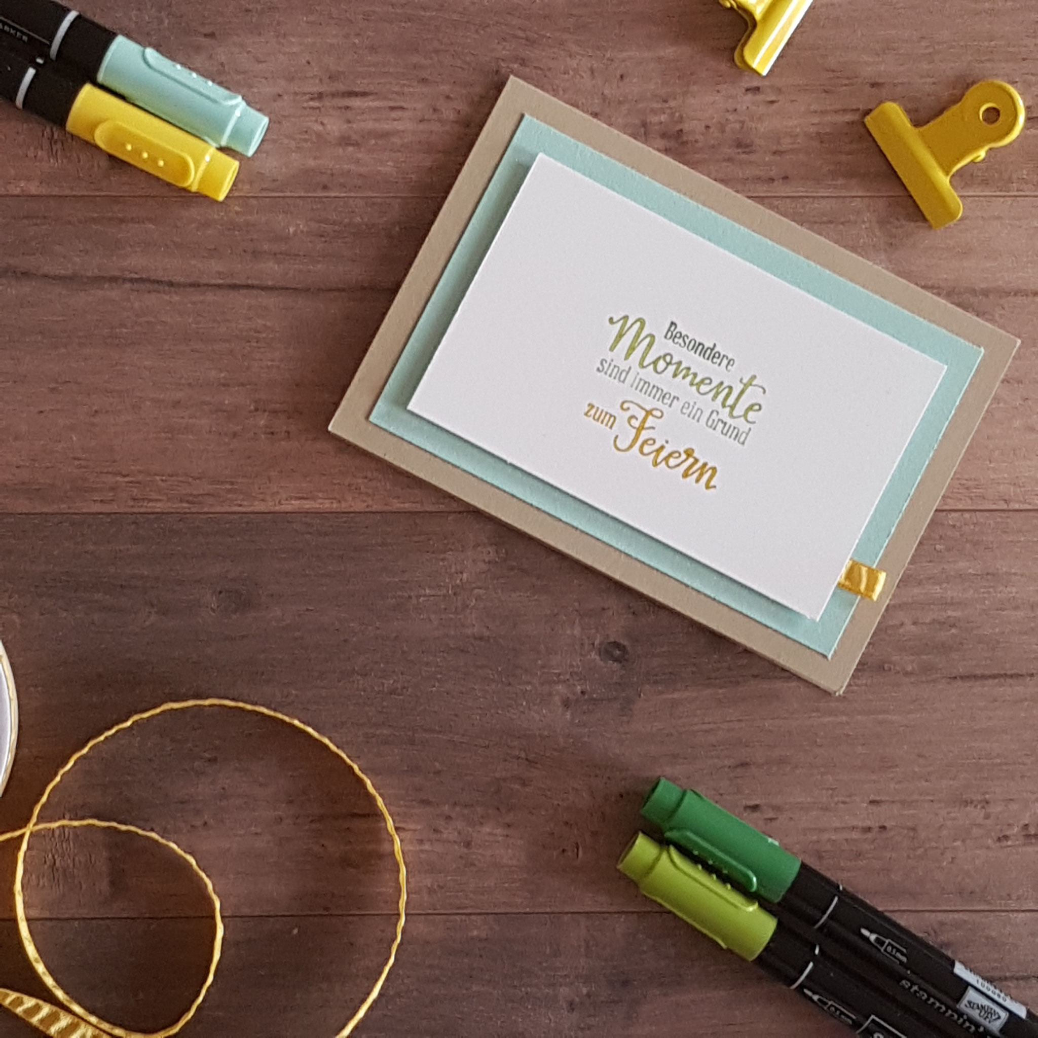 Bei einem mehrzeiligen Stempel habe ich jede Zeile mit der Pinselseite der Stampin' Write Marker in den entsprechenden Farben eingefärbt!