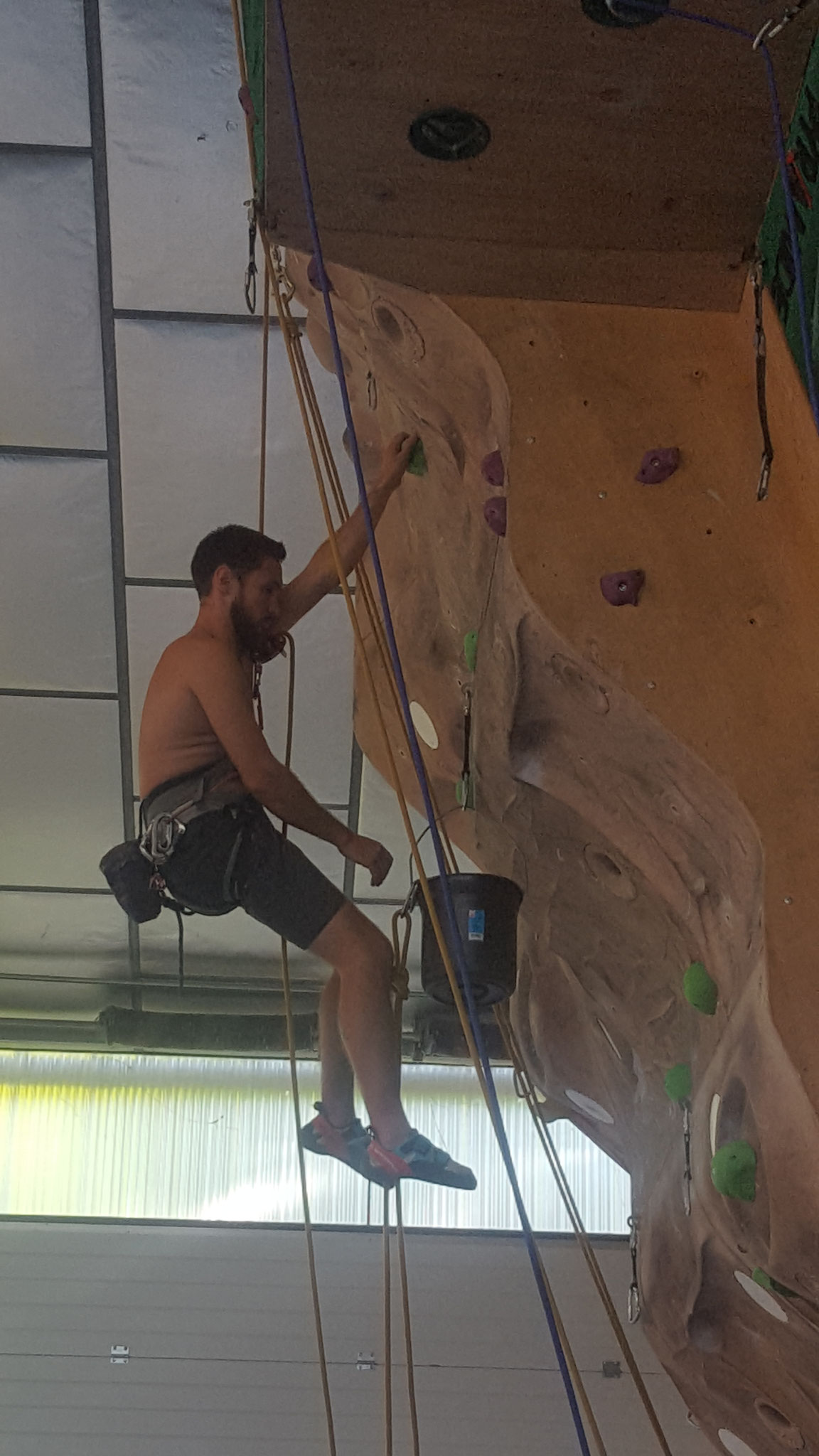 Rémi en train d'ouvrir la voie 6a verte 