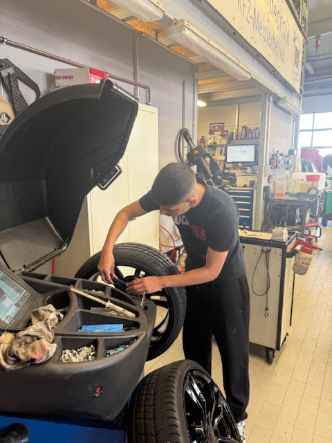Chasan in der Autowerkstatt