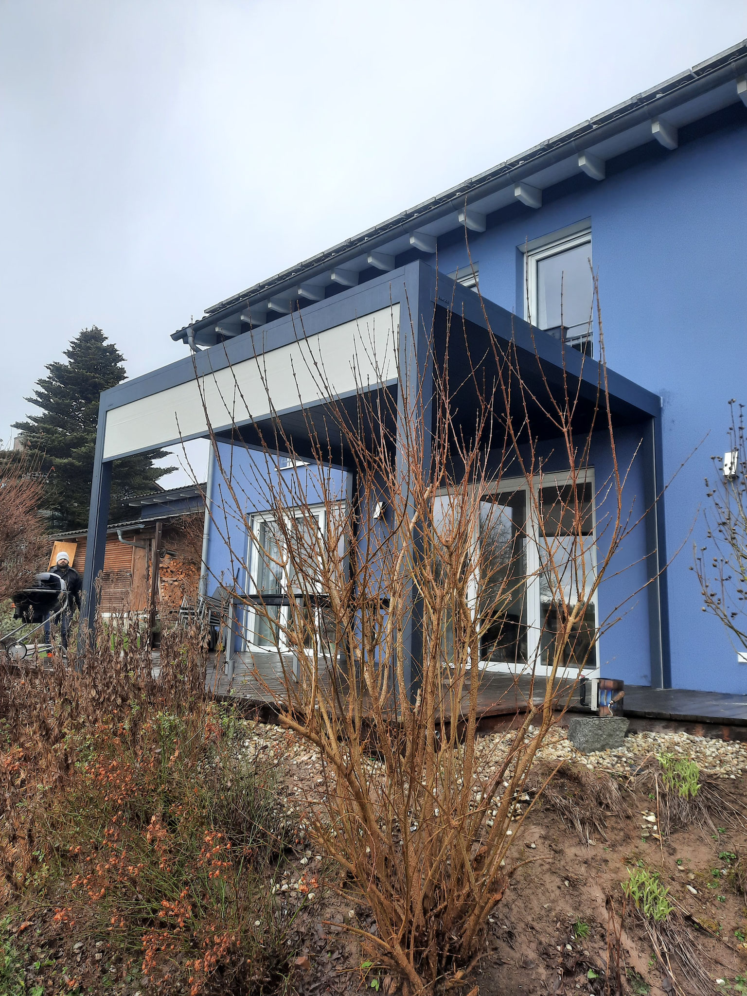moderne Terrassenüberdachung bioklimatische Lamellen Aluminium Passau