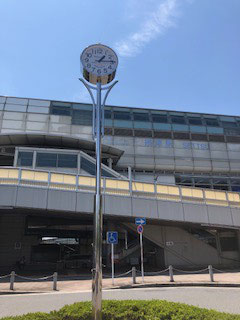 モノレール摂津駅に時計台が設置されました。ピカピカです。