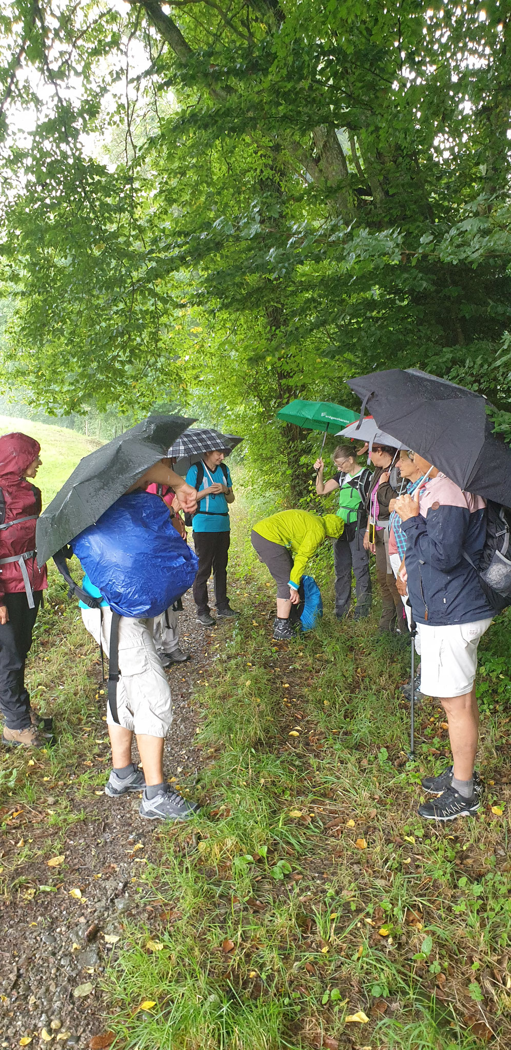 ...und rasch werden die Regensachen ausgepackt