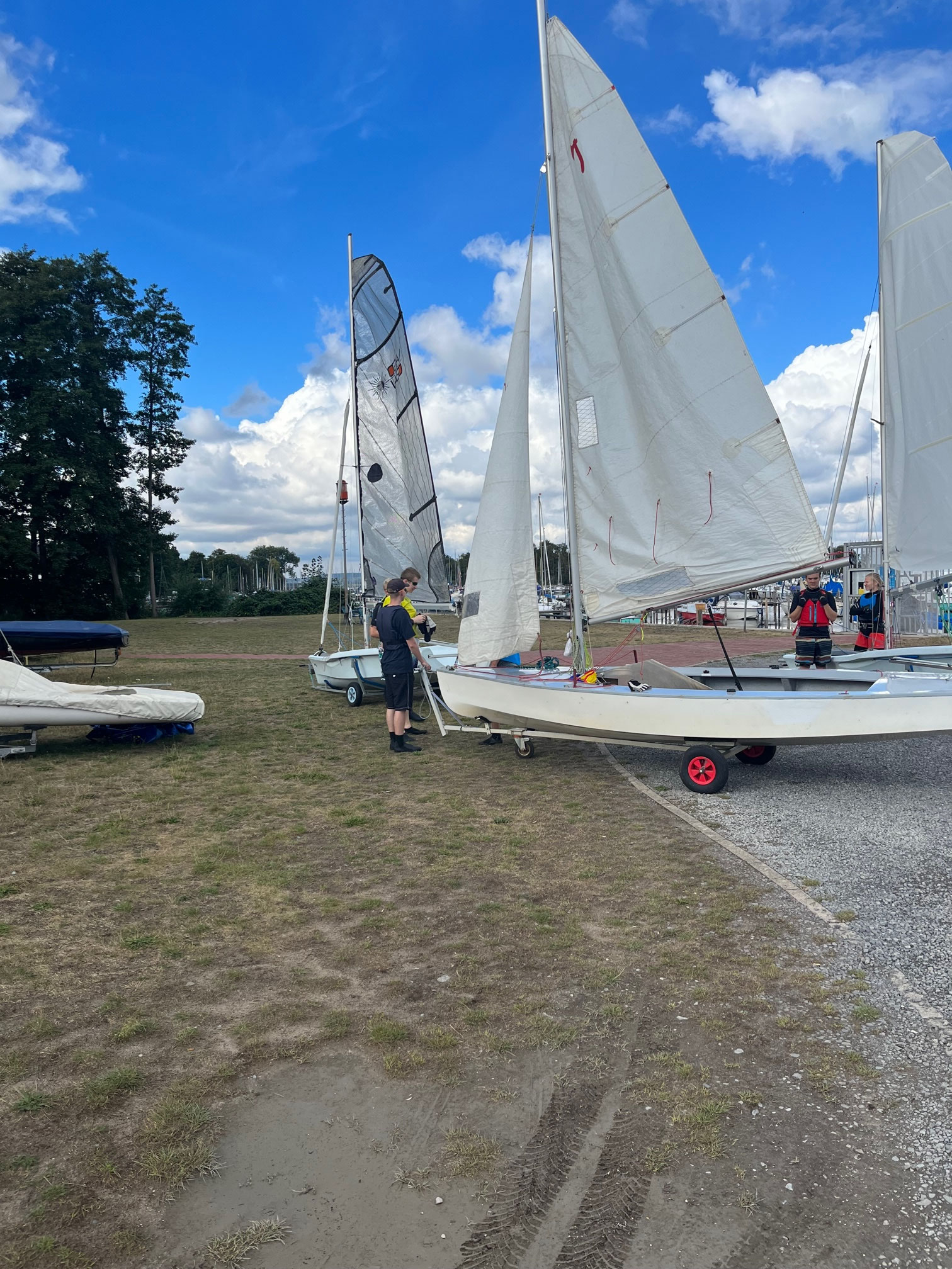 Unsere Jugend. Vorbereitung der Vereinsboote zur Regatta