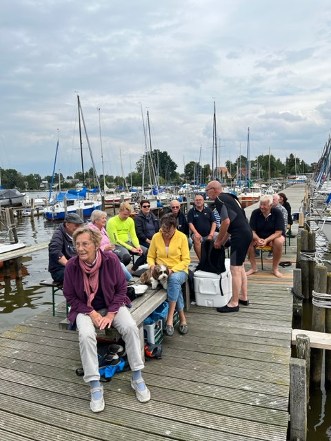 Eifrig verfolgen Zuschauer eine Regatta von unserer Steganlage aus