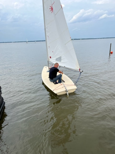 Regattateilnehmer auf einem Laser