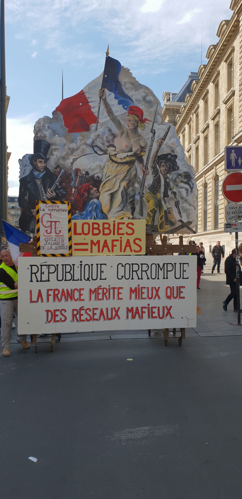 ACTE 21 à la sortie de la place République le CHAR GILETS JAUNES JUSTICE emmener par Maître Wilfried PARIS Avocat dissident menacé de Mort en France