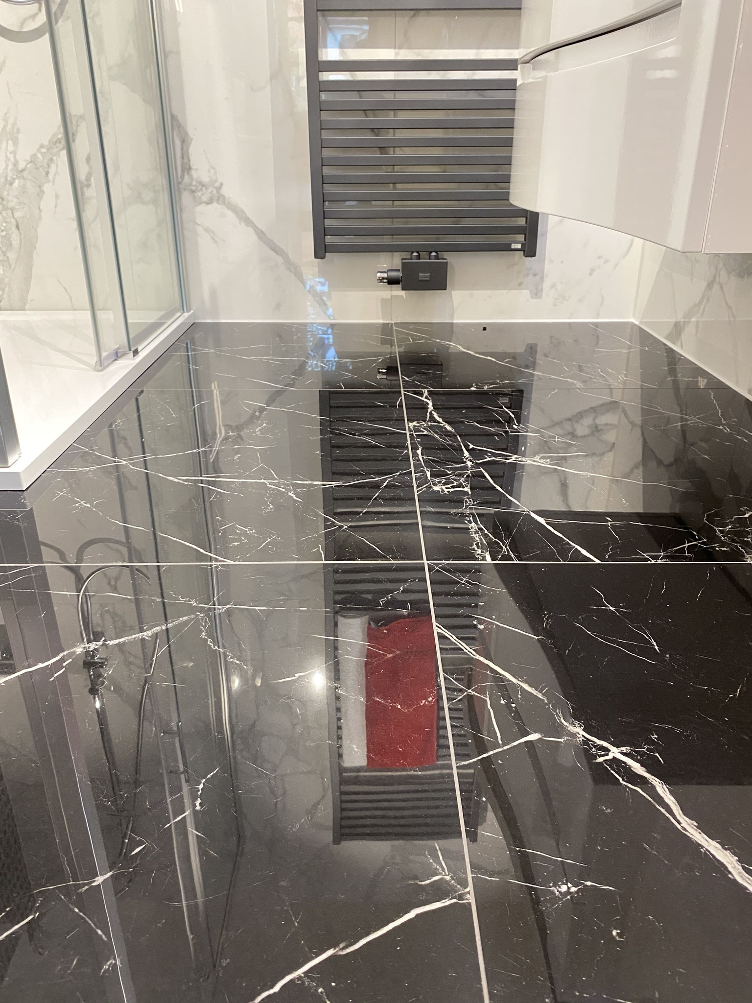 Bodenfliese Marmoroptik schwarz hochglanz