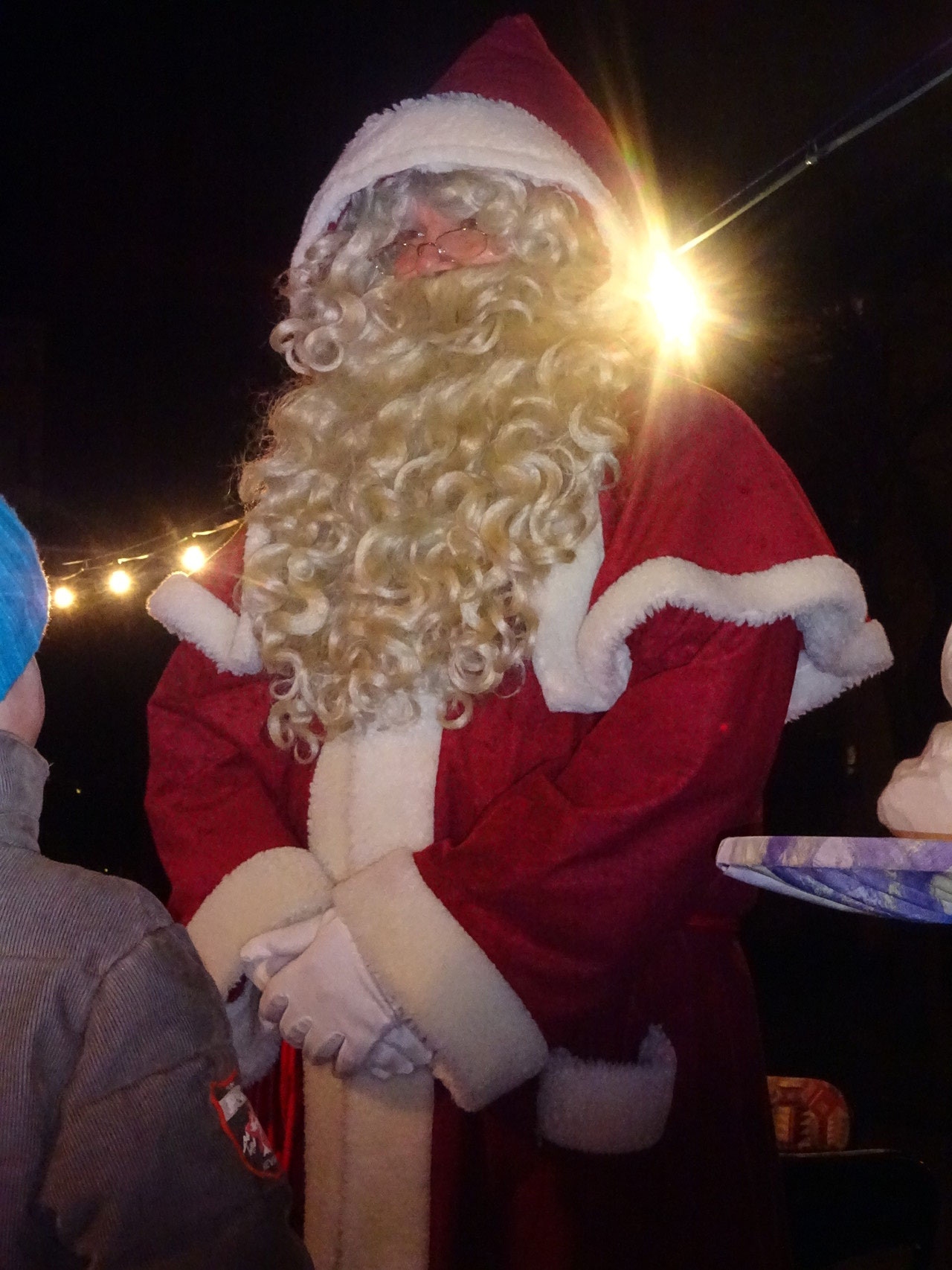 Der Nostalgieweihnachtsmann freut sich über die Mächenvielfalt in Bollersdorf