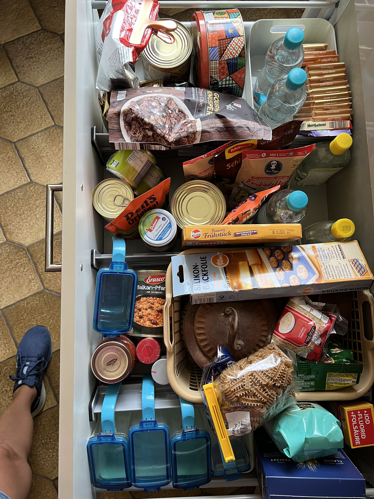 viele alte abgelaufene Lebensmittel