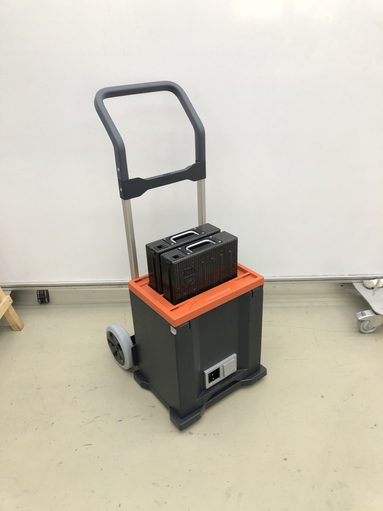 Wechselbatterietrolli mit Haushaltsanschluss