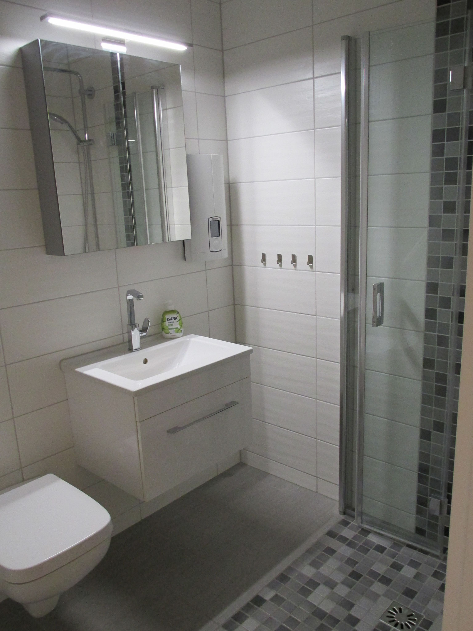 Foto des Badezimmers mit Waschbecken, Toilette und einer Ebenerdigen Dusche
