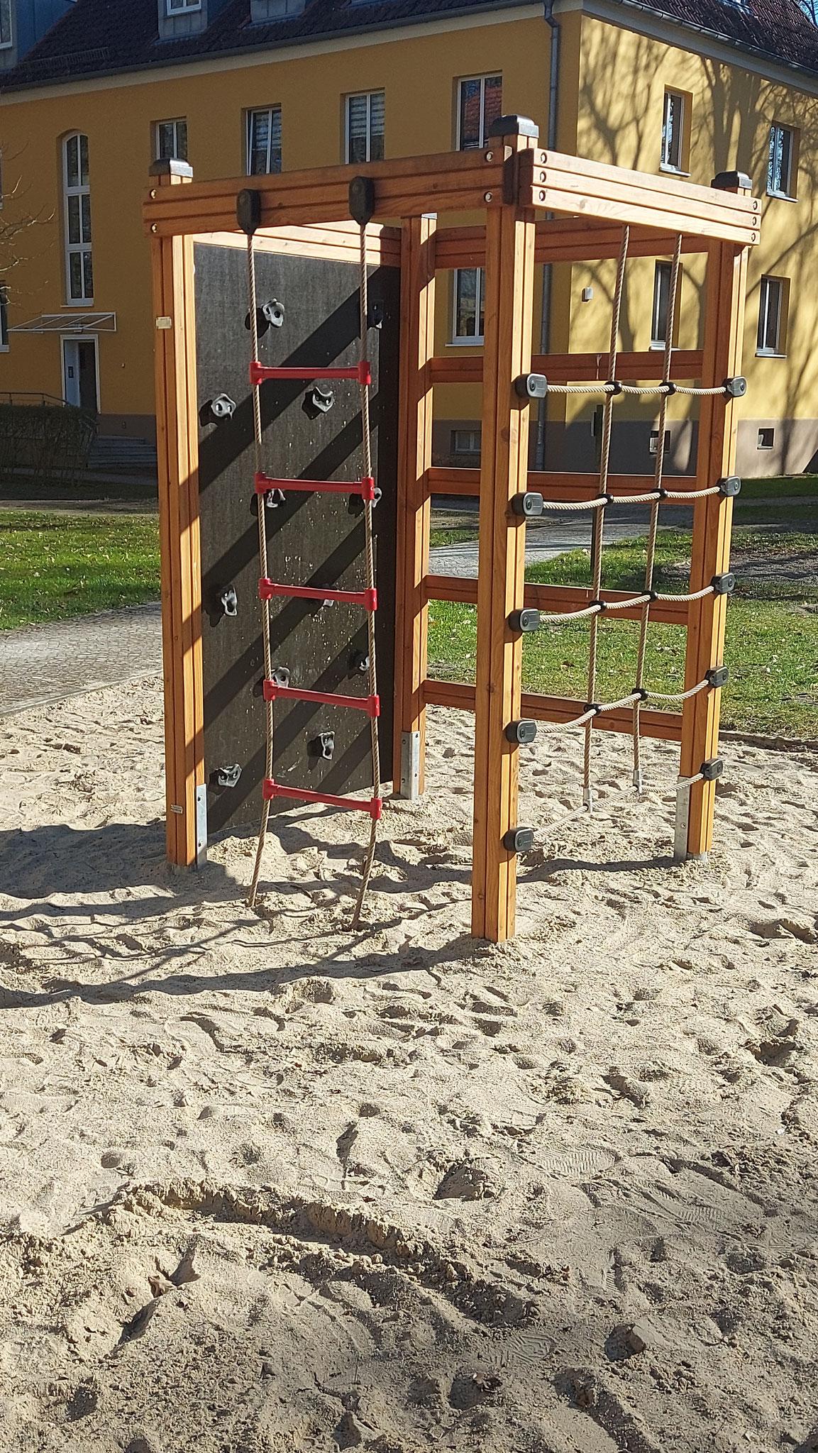 kompaktes Klettergerät: Kletterkiosk II von Lars Laj