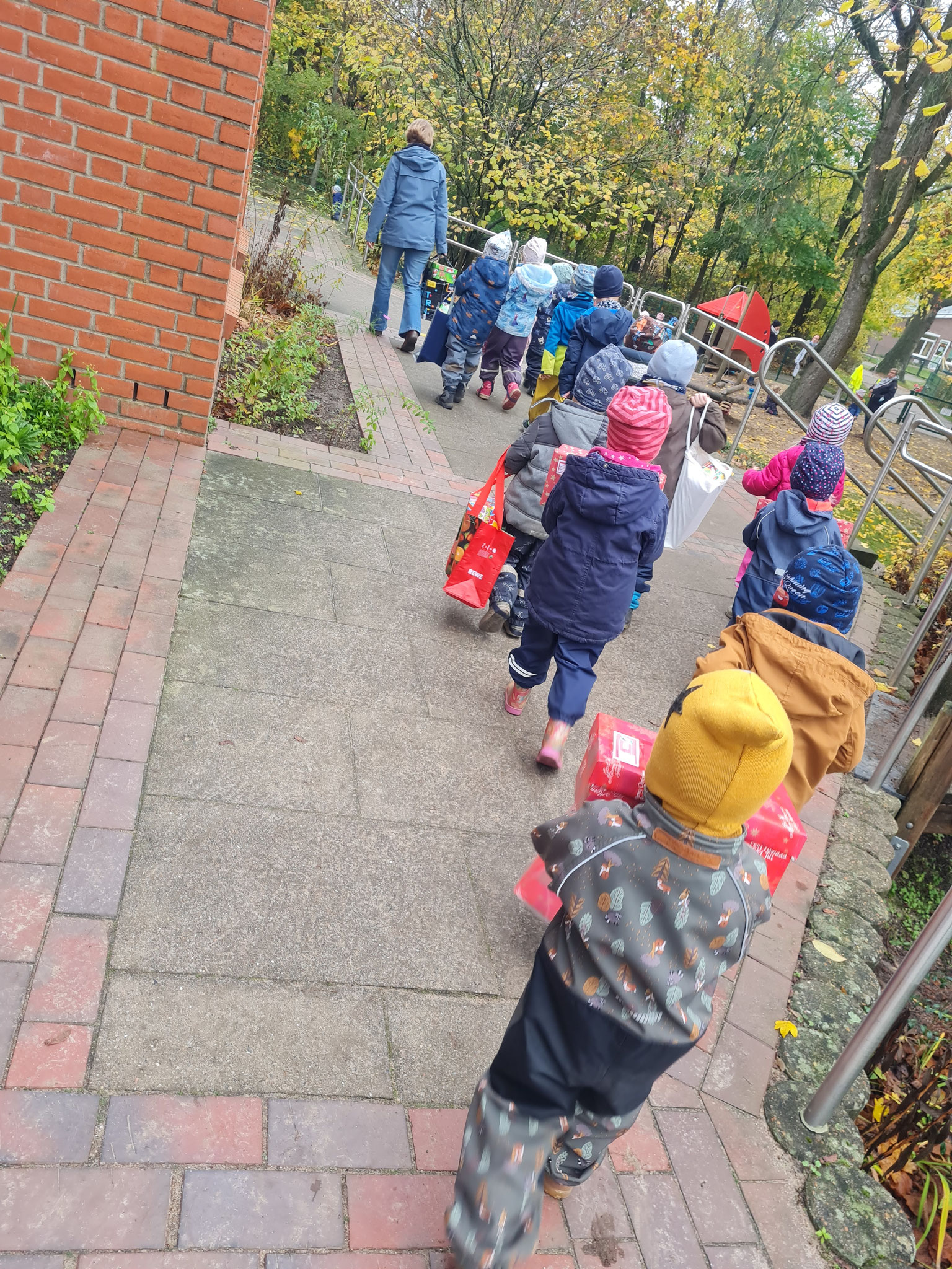 Weihnachten im Schuhkarton auch im Kindergarten - Schenefeld Mittelholstein