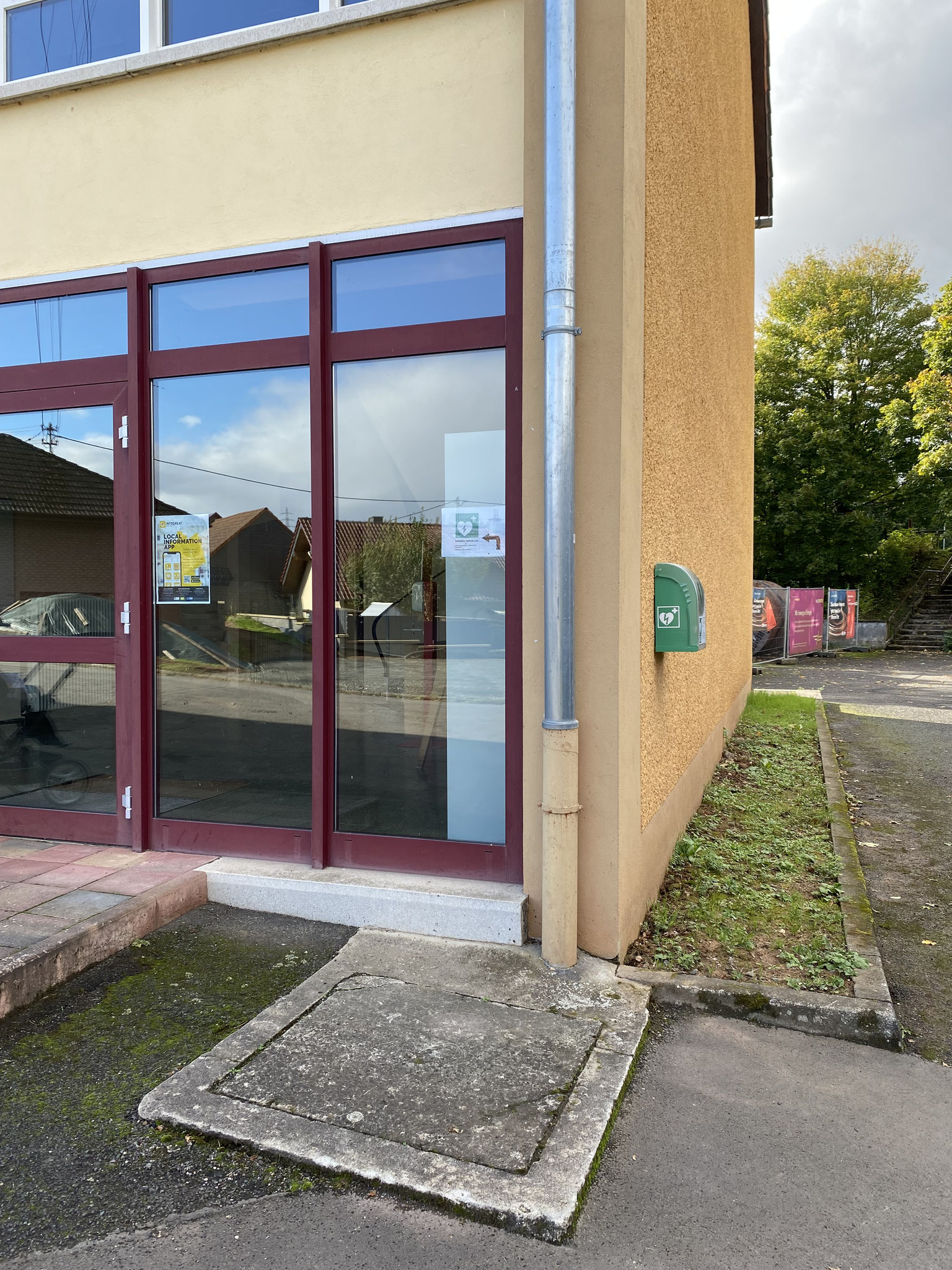 In der Idarstraße am Gemeindehaus - rechter Hand des Eingangs (Alte Schule)
