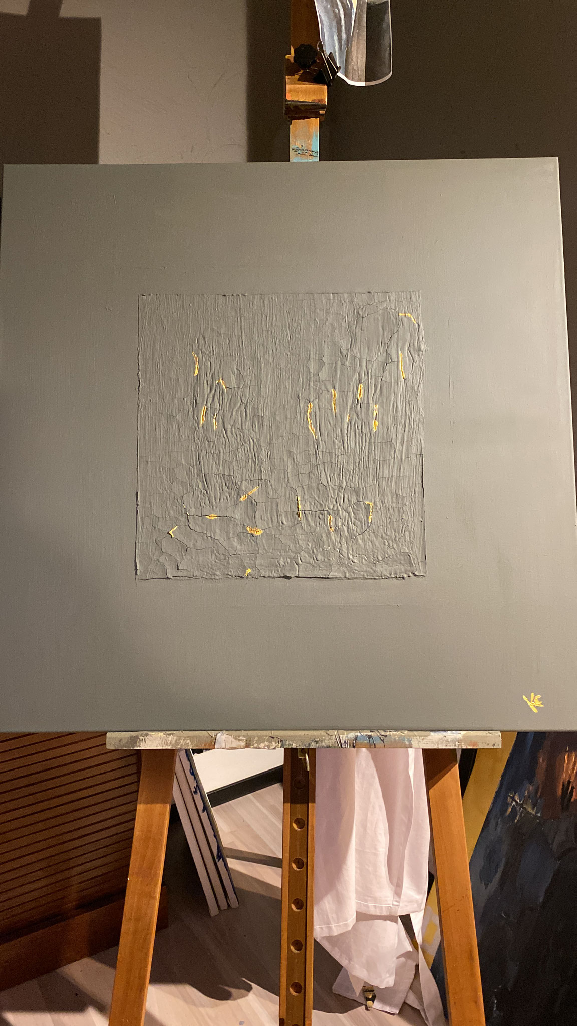 Vorarbeit der Unterschicht aus Beton & Goldfarbe von "MIDAS SECRET"