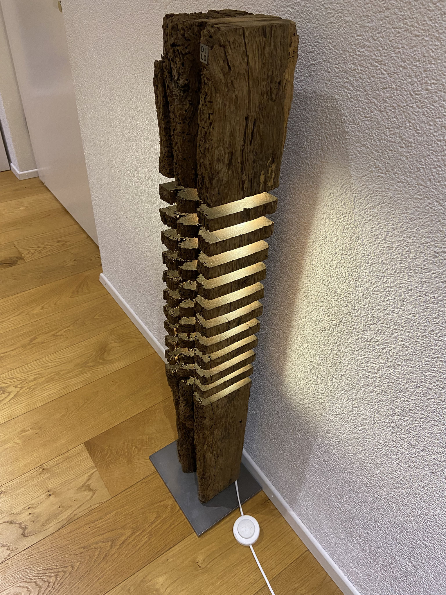 Rückseite und Fuss mit stabilen Stahlplatten - Der Balken wurde hochdruckgereinigt und wärmebehandelt, Höhe 1,1m