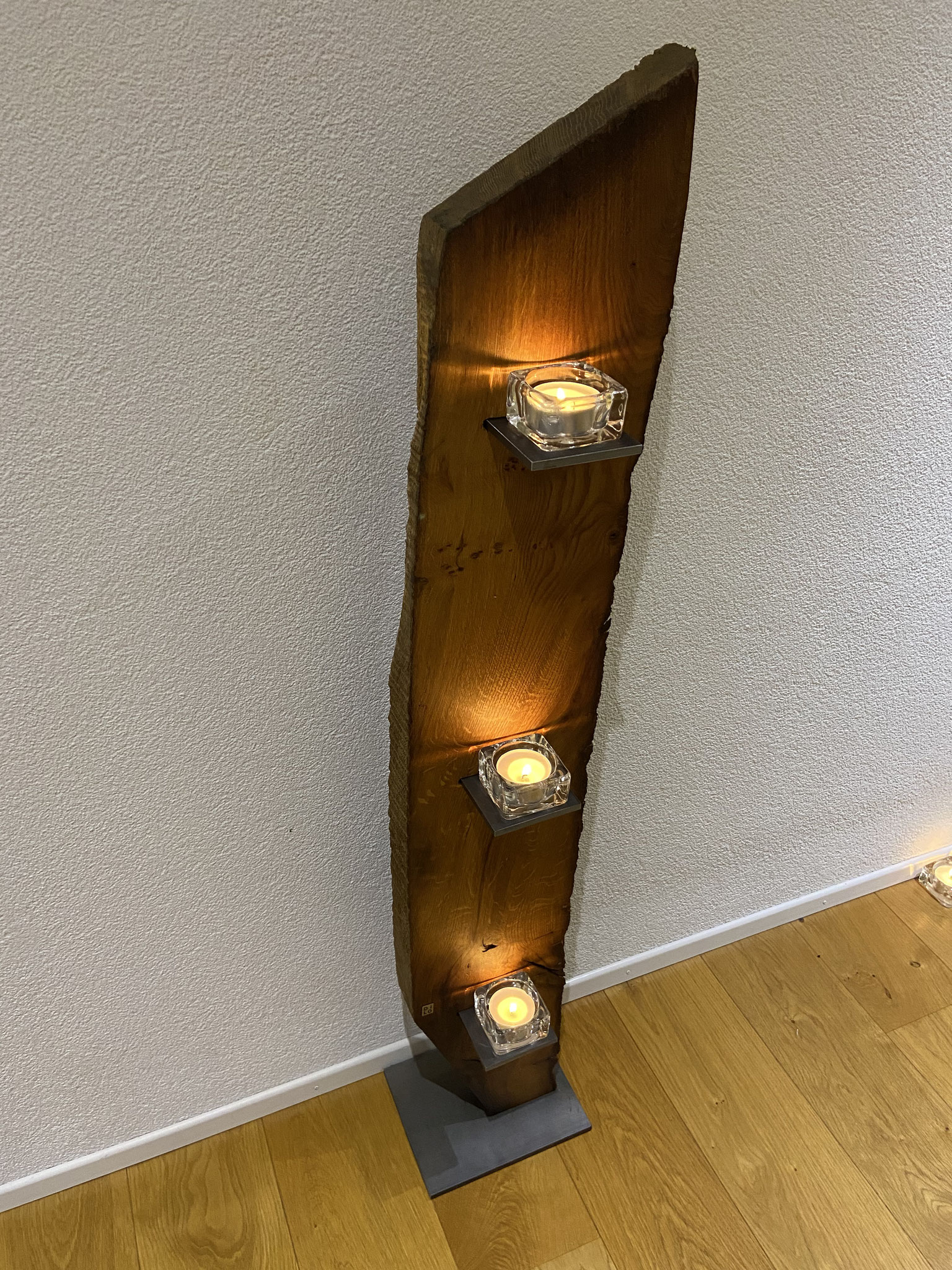 3 Maxi-Teelichtgläser quadratisch sind mit dabei. Massiver Stahlfuss.