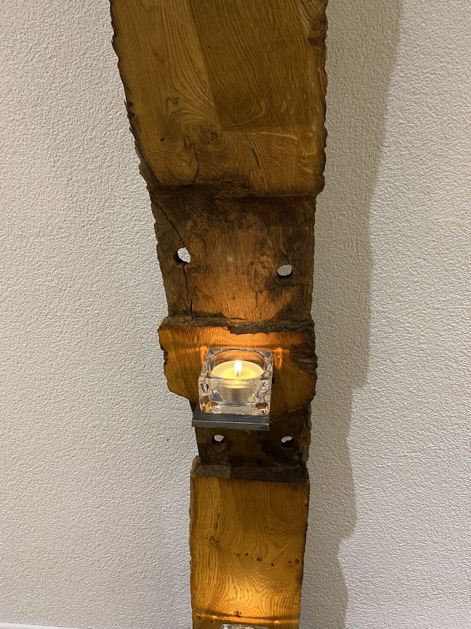 Vier Stahlplatten, die verschoben werden können (beidseitige Nutzung).