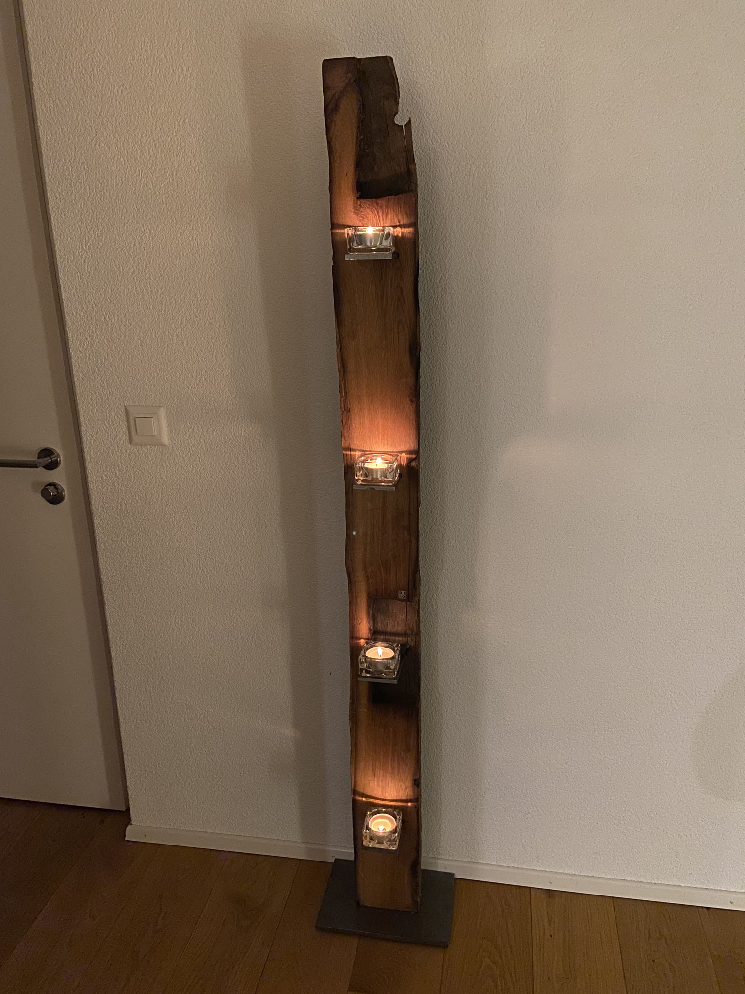 Kerzenständer aus einem alten Eichenbalken, ca. 178cm hoch, 15cm breit, einseitig geschliffen/geölt, 250.-
