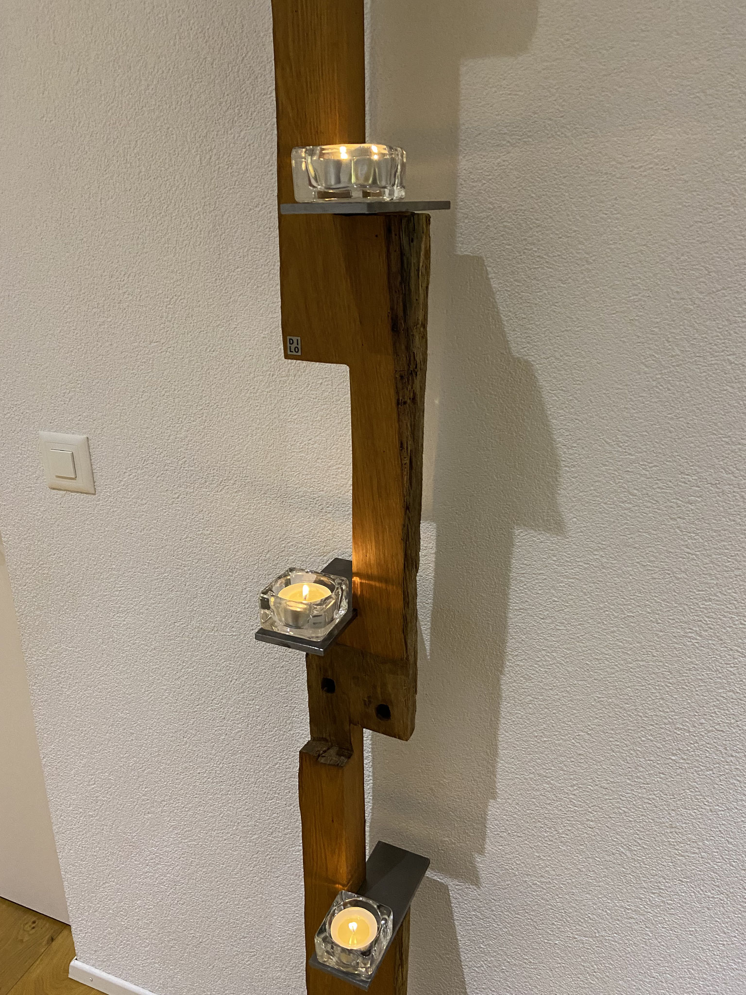Vier Stahlplatten, die verschoben werden können (beidseitige Nutzung). 4 Ausschnitte im Balken.