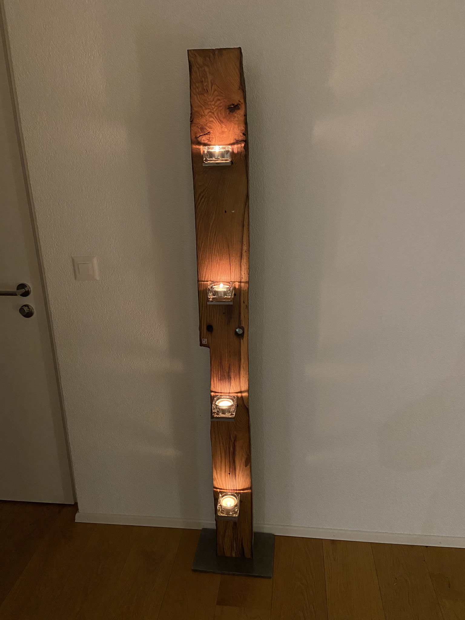 Kerzenständer aus einem alten Eichenbalken, ca. 177cm hoch, 17cm breit, einseitig geschliffen/geölt, 250.-