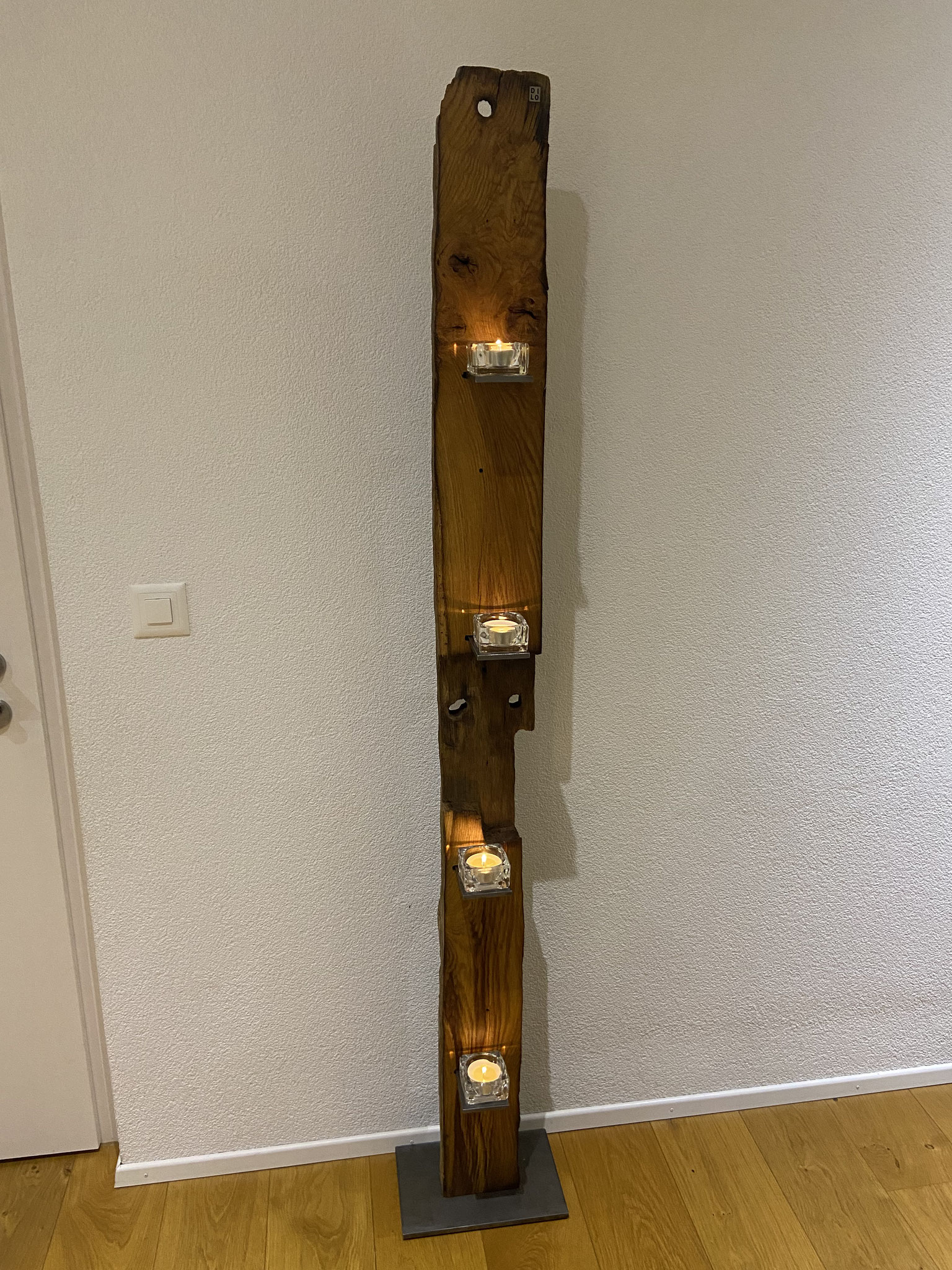 Kerzenständer aus einem alten Eichenbalken, ca. 187cm hoch, 17cm breit, einseitig geschliffen/geölt, 250.-