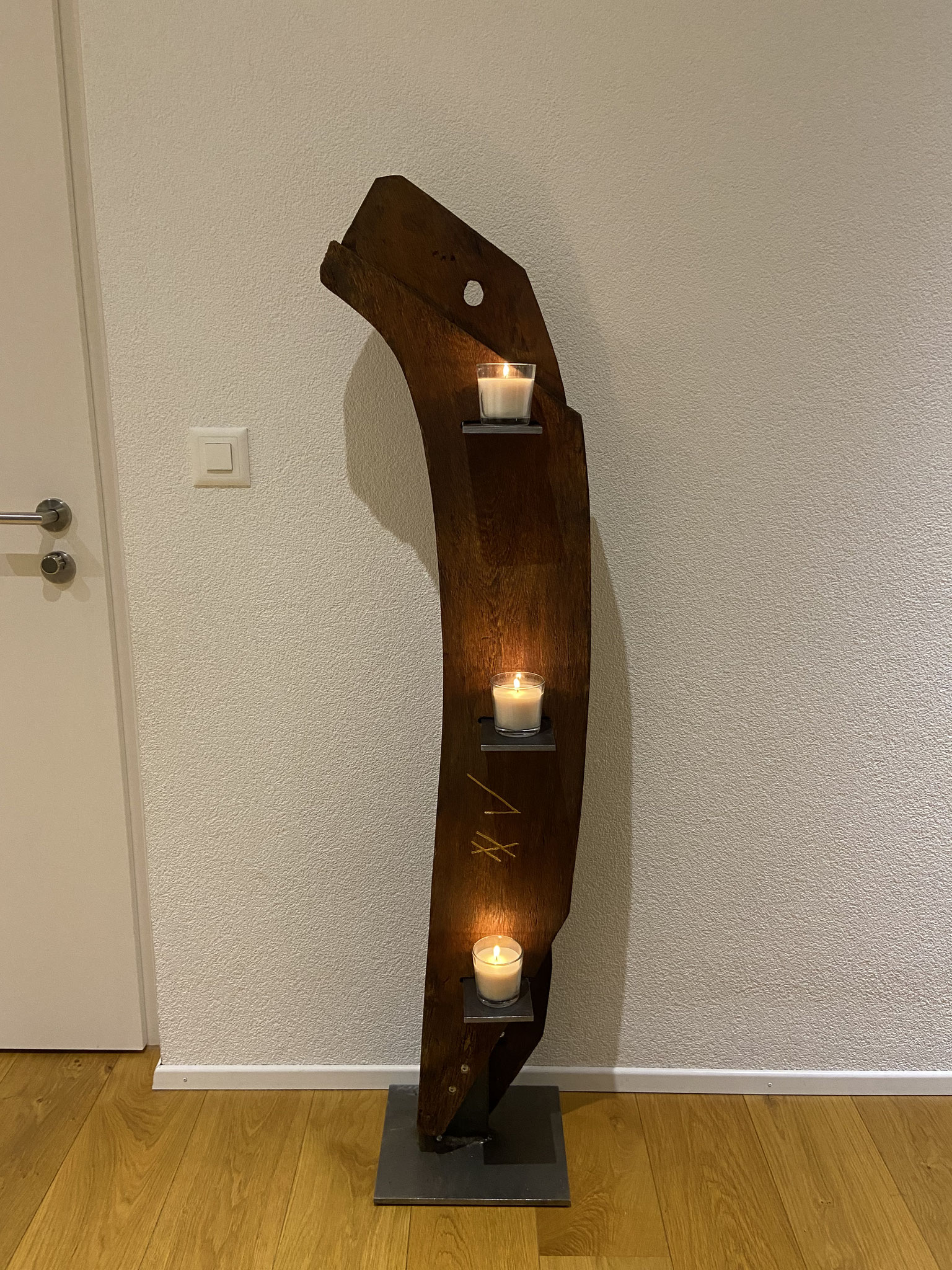 Kerzenständer aus altem Eichenbalken, einseitig geschliffen, geölt, solider Stahlfuss, ca. 140 cm, 250.-