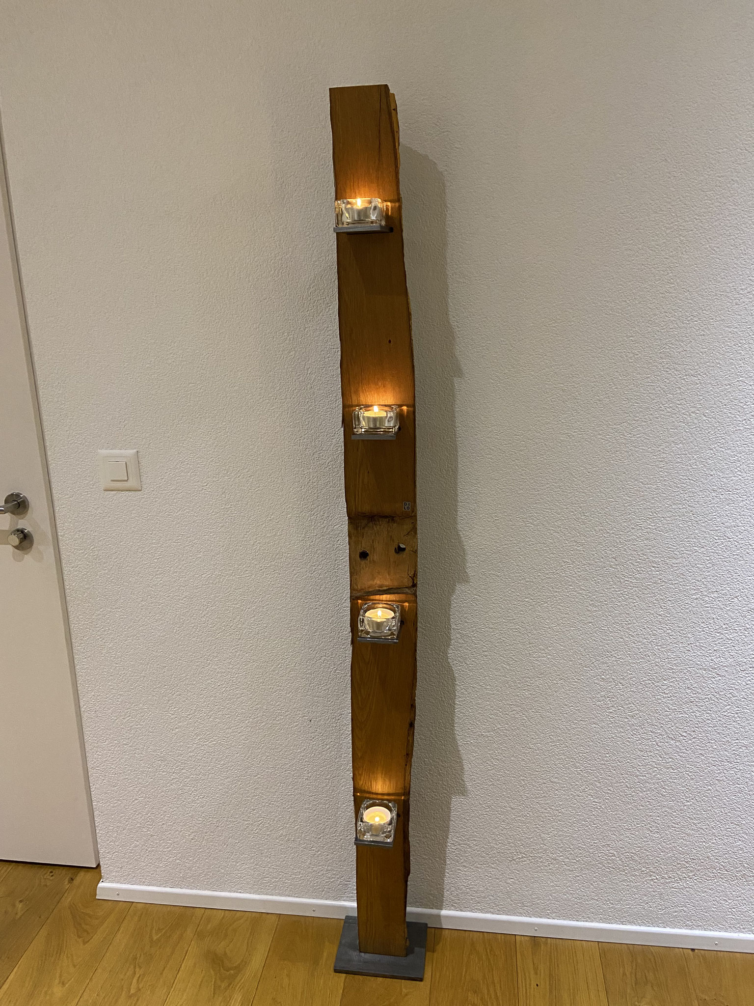 4 Maxi-Teelichtgläser quadratisch sind mit dabei. Stahlfuss.