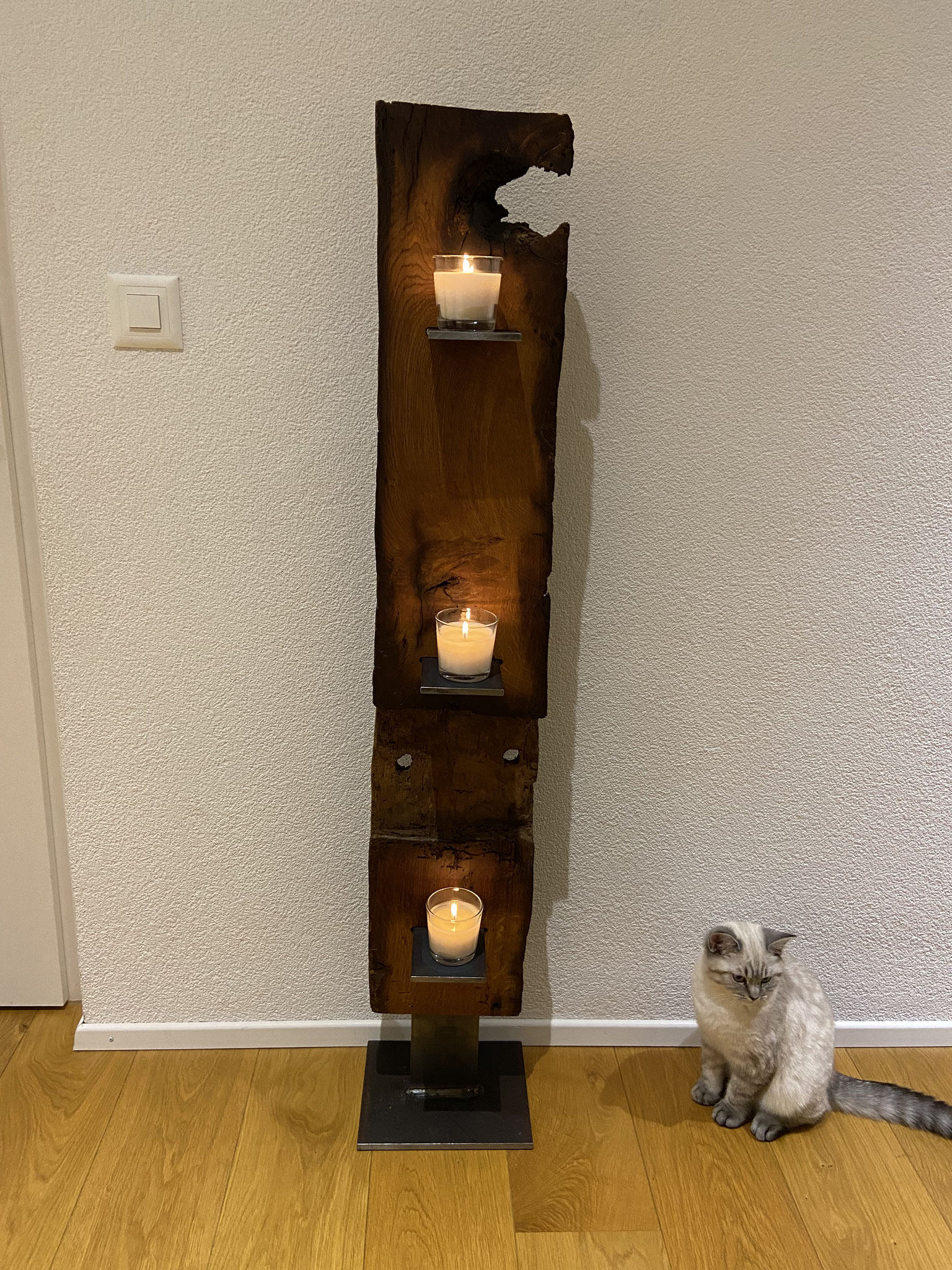 Mit drei verschiebbaren Rohstahlplatten zur beidseitigen Nutzung, Stahlfuss massiv.
