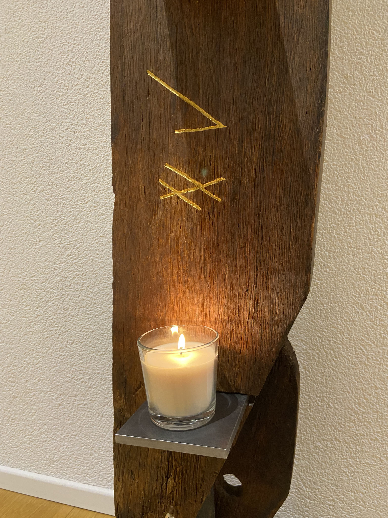 Alte Zimmermann-Marke mit Goldfarbe hervorgehoben