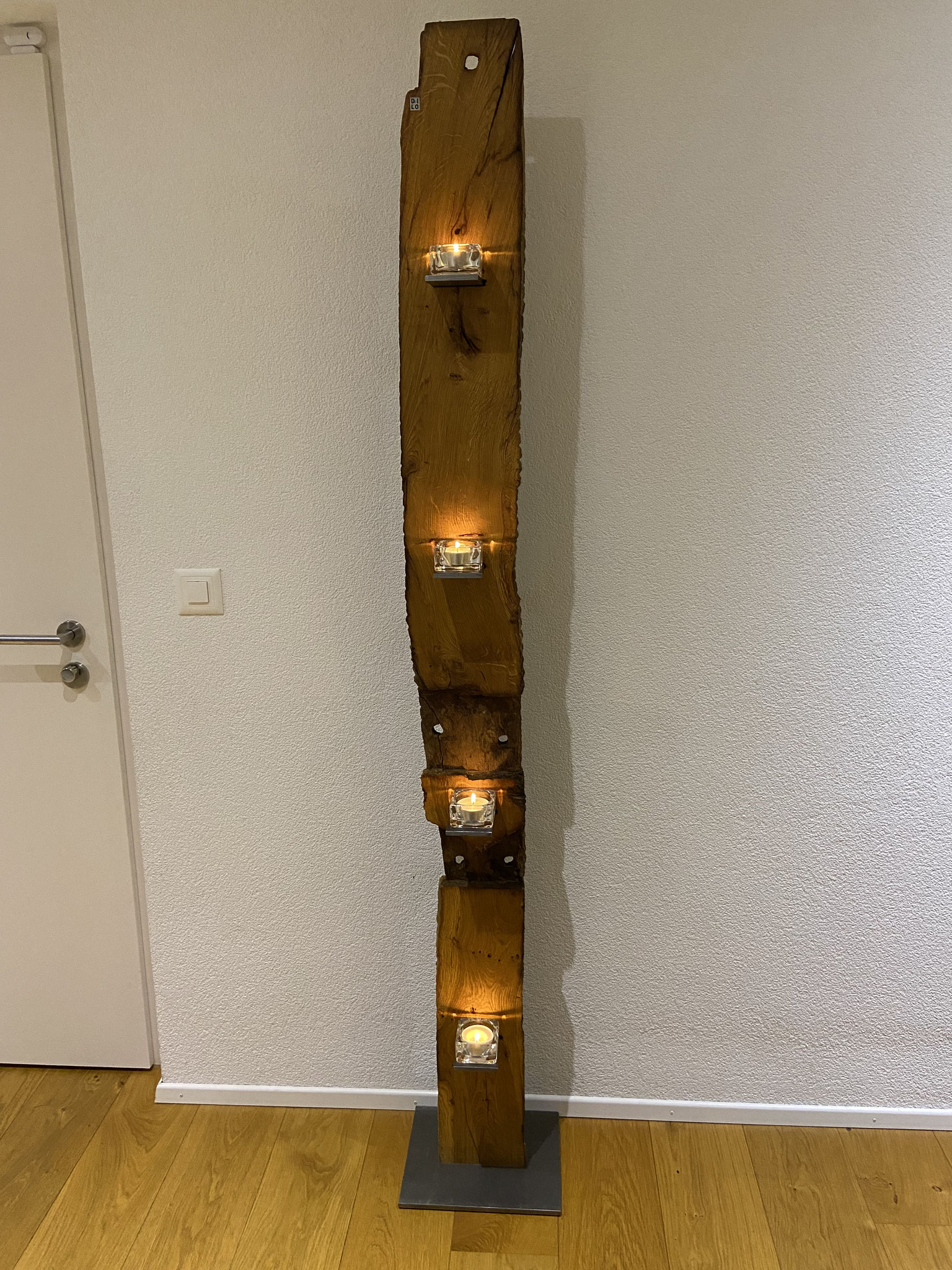 Kerzenständer aus einem alten Eichenbalken, ca. 200cm hoch, 20cm breit, einseitig geschliffen/geölt, 300.-