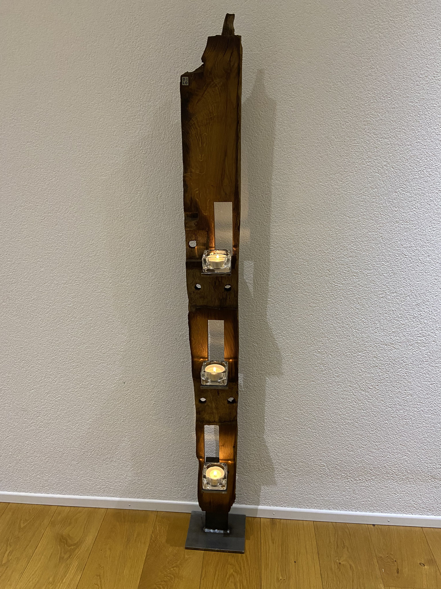 Kerzenständer aus einem alten Eichenbalken, ca. 155cm hoch, 15cm breit, einseitig geschliffen/geölt, 250.-