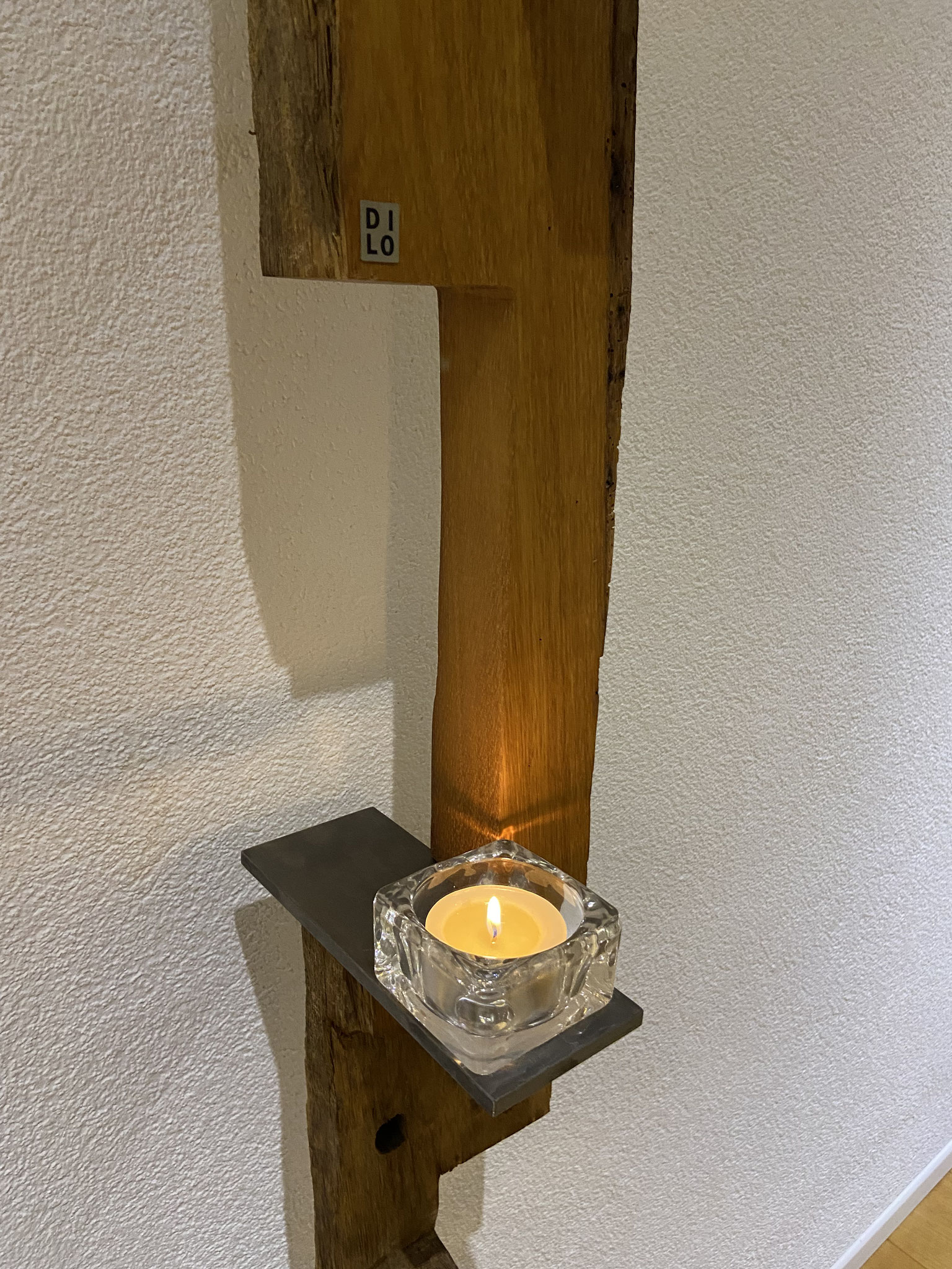 4 Maxi-Teelichtgläser quadratisch sind mit dabei. Stahlfuss.