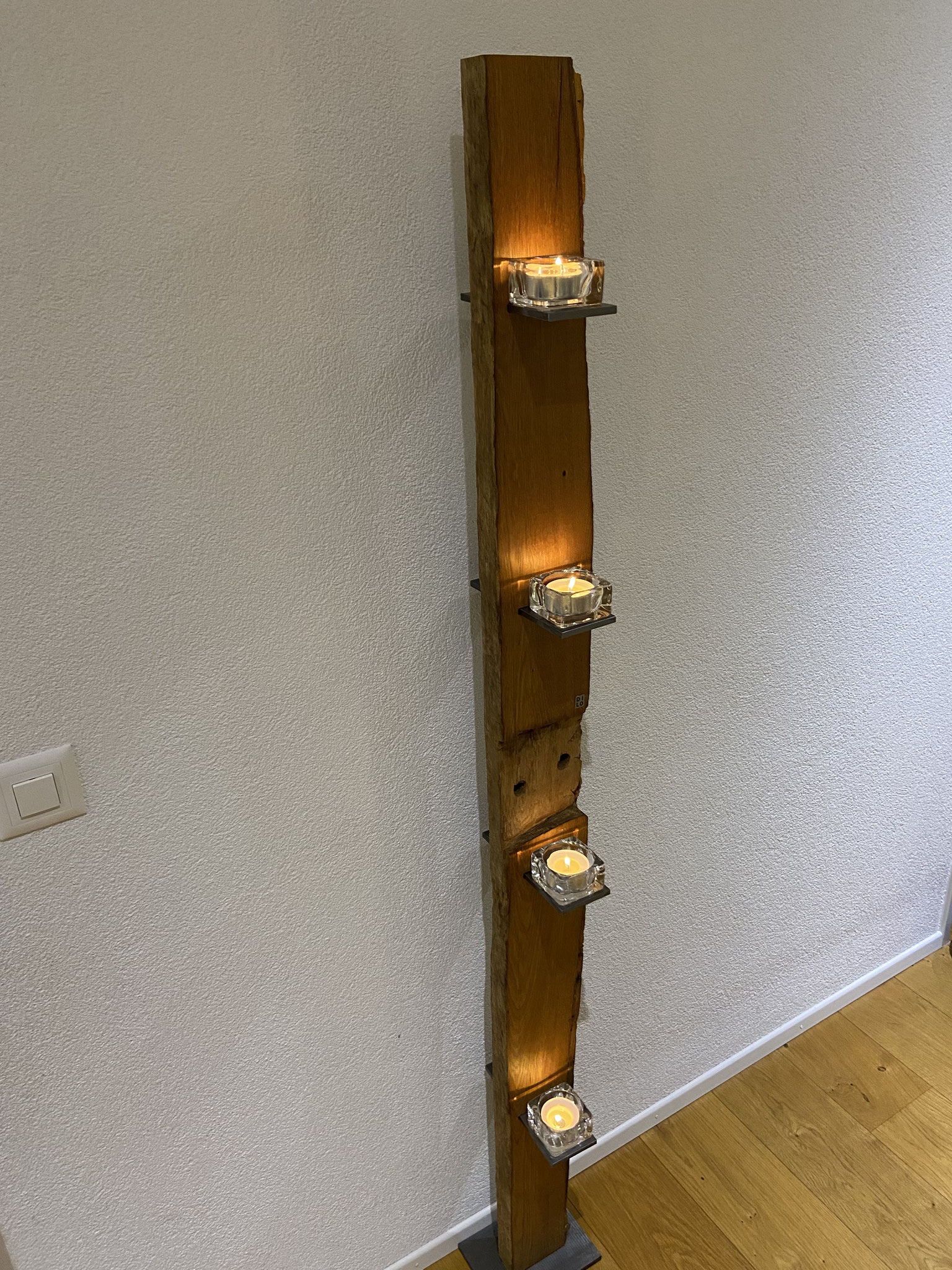 Kerzenständer aus einem alten Eichenbalken, ca. 180cm hoch, 14cm breit, einseitig geschliffen/geölt, 200.-