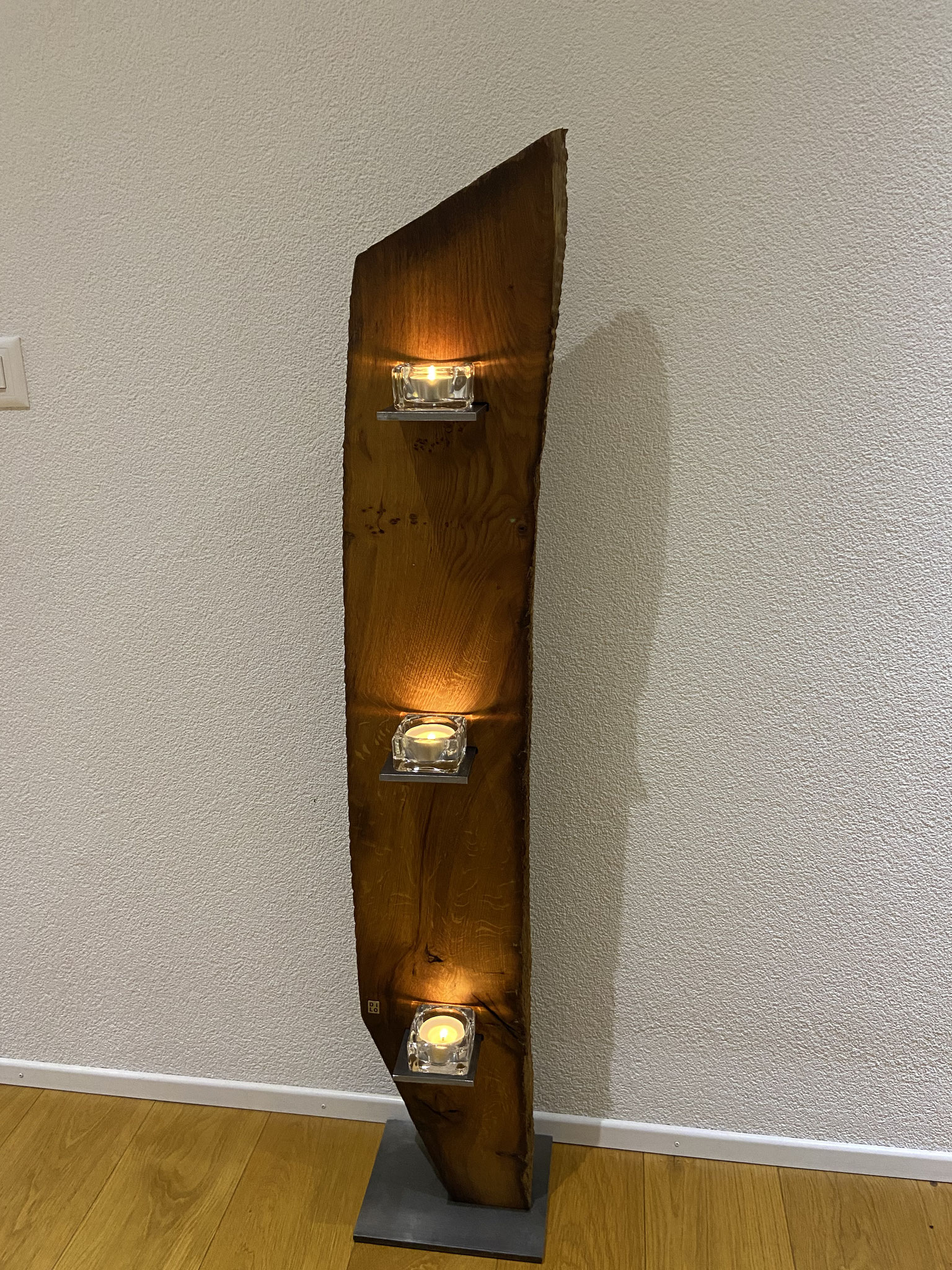 Kerzenständer aus einem alten Eichenbalken, ca. 135cm hoch, 22cm breit, einseitig geschliffen/geölt, 250.-