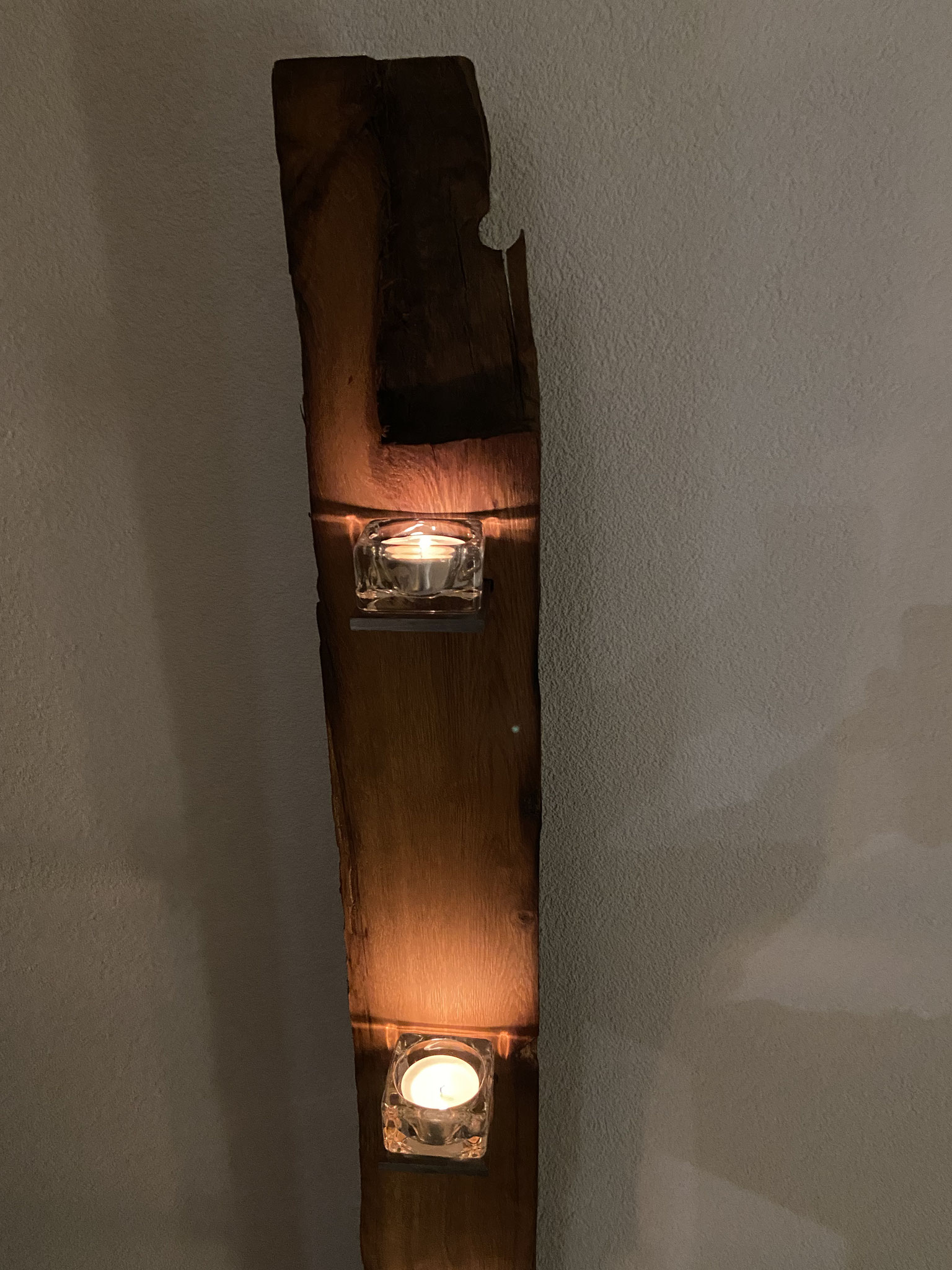 Vier Stahlplatten, die verschoben werden können (beidseitige Nutzung).