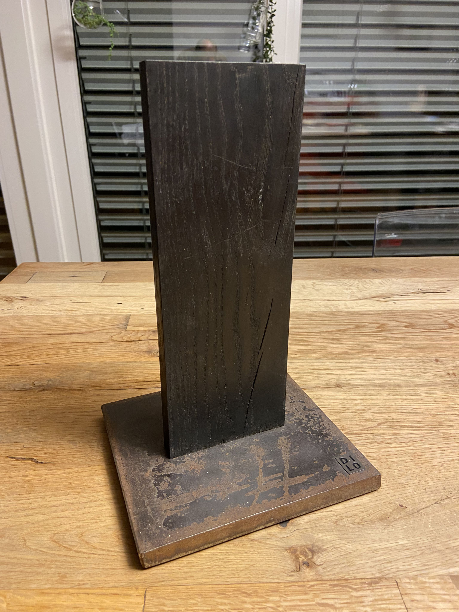 Die Magnete sind ins Holz eingearbeitet, so dass man kaum sehen kann, dass es kein normales Holzbrett ist