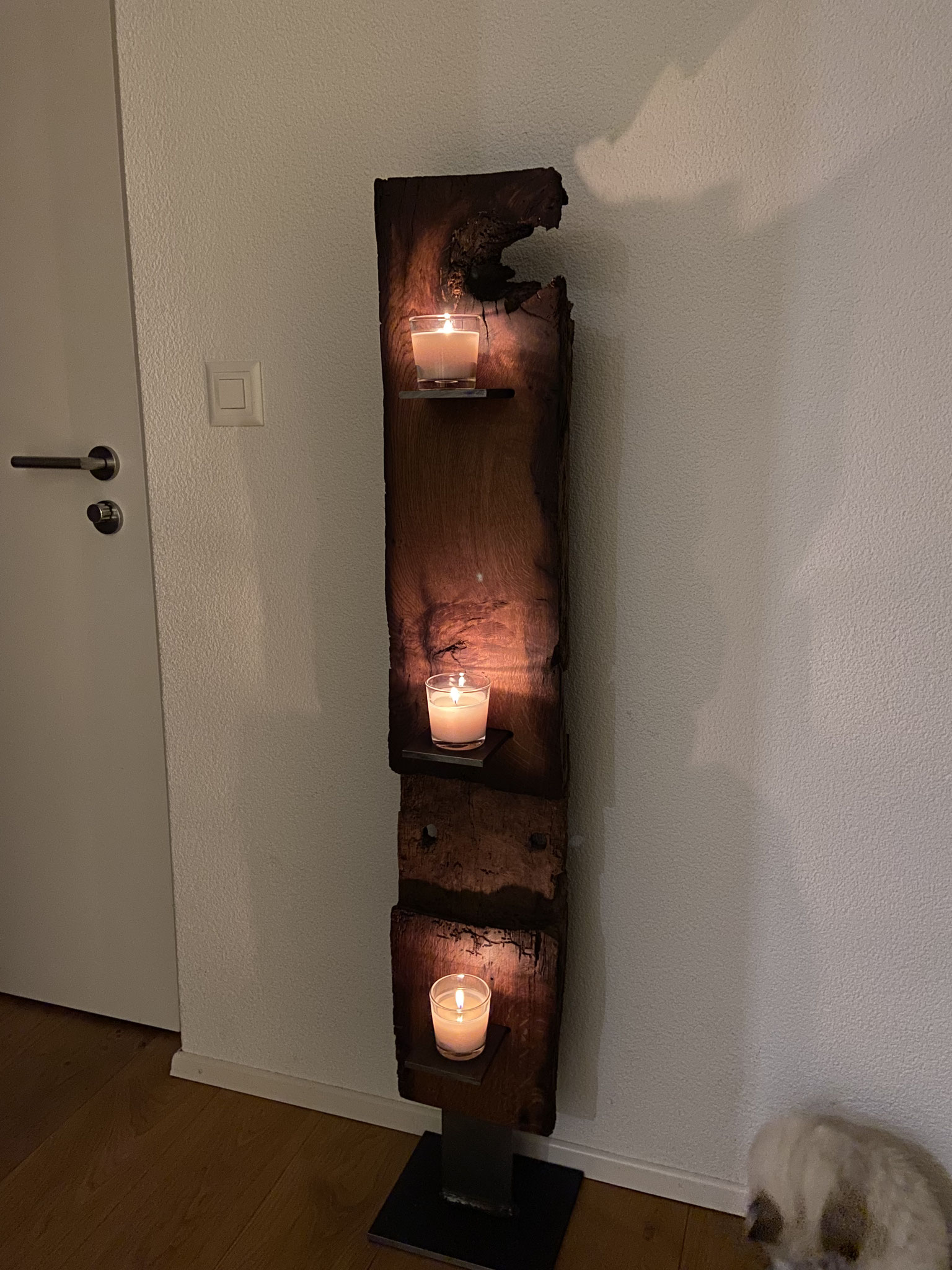 Kerzenständer aus einem alten "verbrannten" Eichenbalken, ca. 135cm, einseitig geschliffen/geölt, 250.-