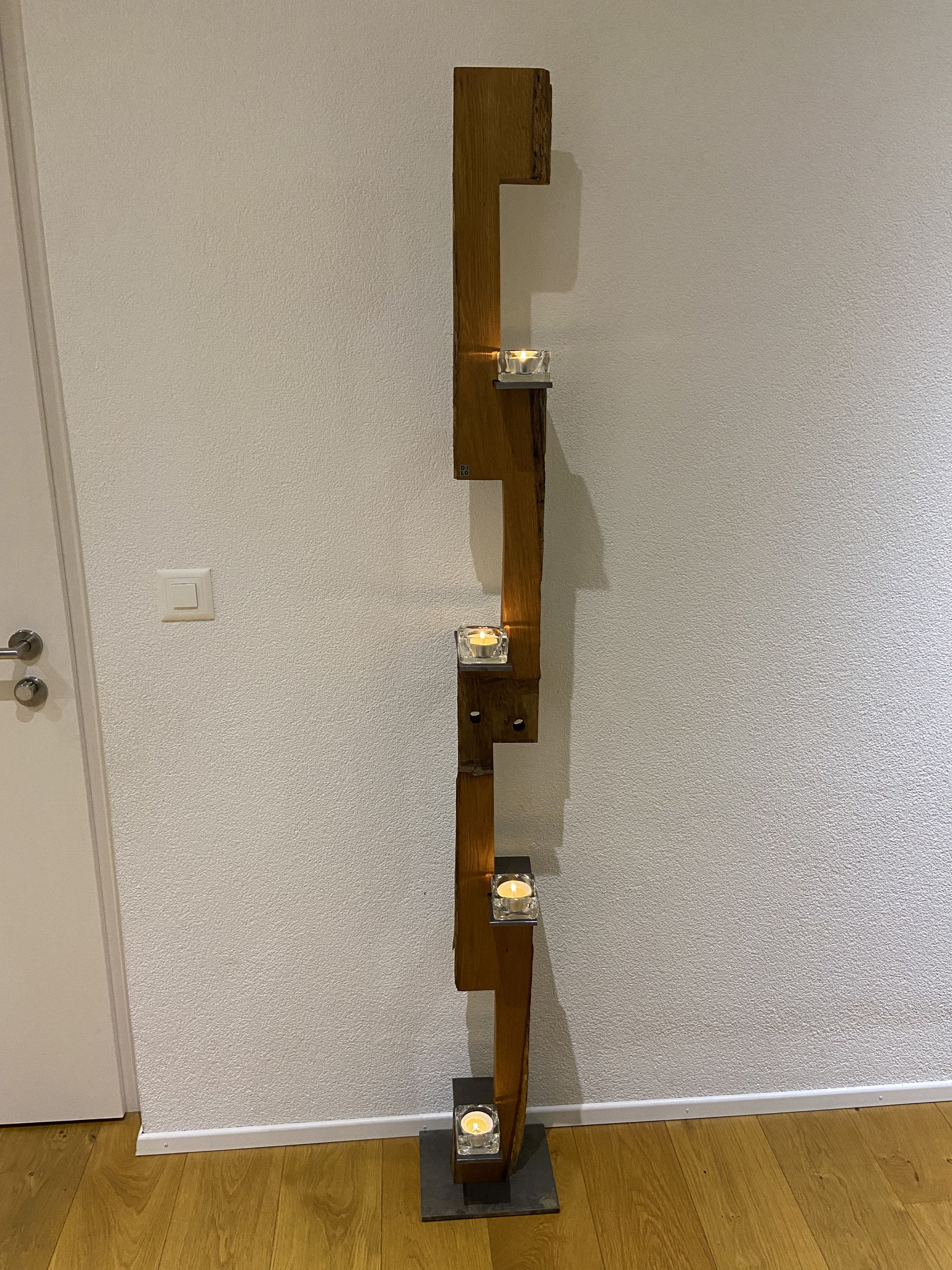 Kerzenständer aus einem alten Eichenbalken, ca. 180cm hoch, 14cm breit, einseitig geschliffen/geölt, 250.-