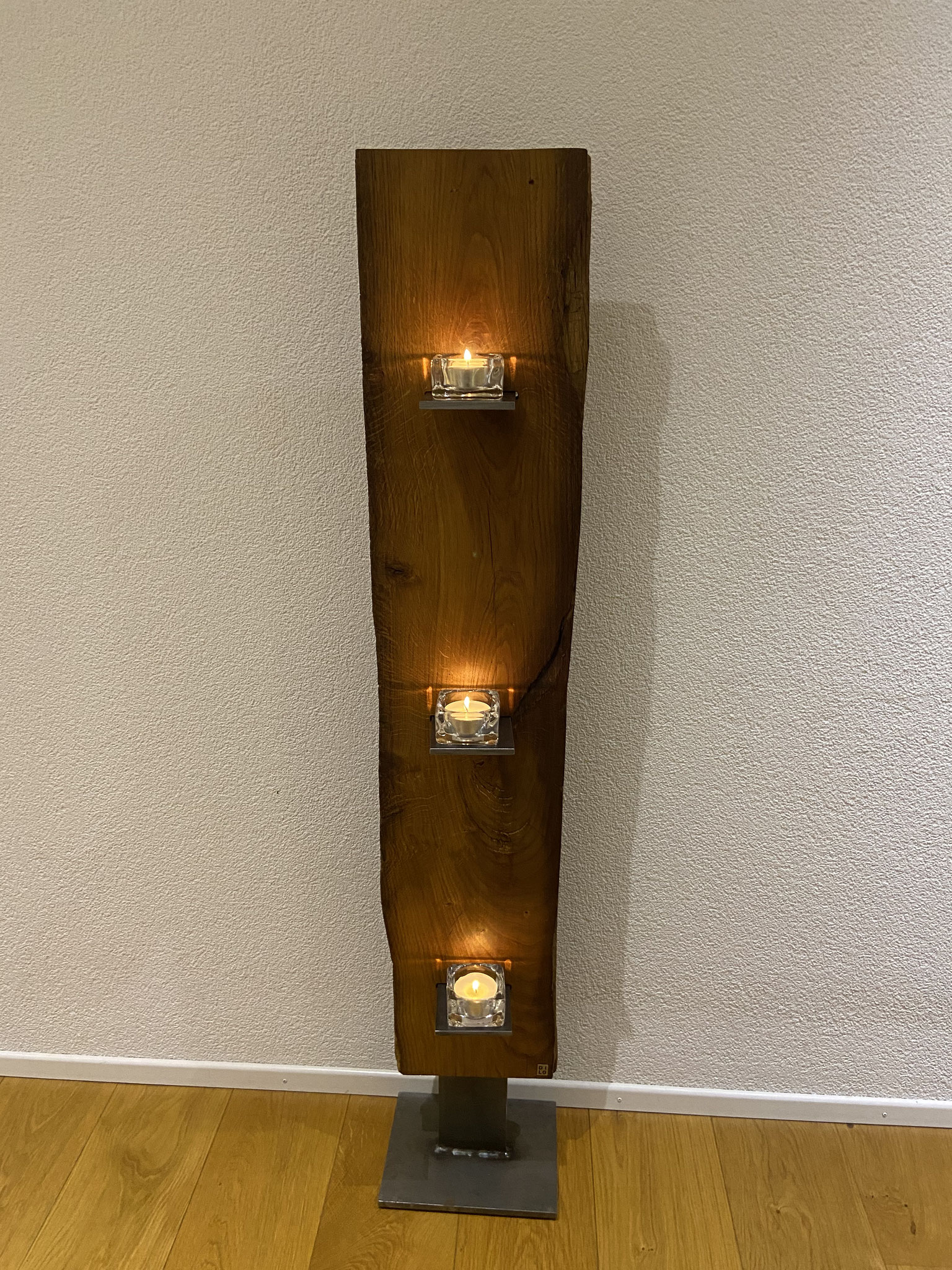 Kerzenständer aus einem alten Eichenbalken, ca. 136cm hoch, 25cm breit, beidseitig geschliffen/geölt, 250.-